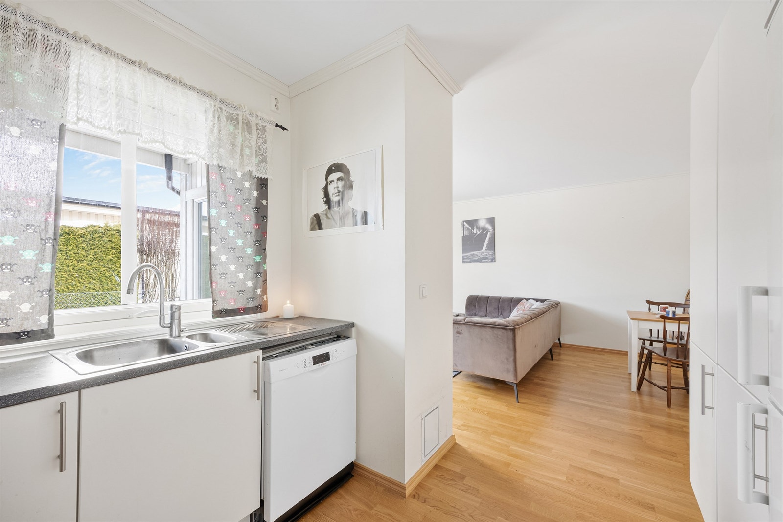 Kjøkkeninnredningen har slette fronter og en slitesterk laminatbenkeplate. Galleribilde