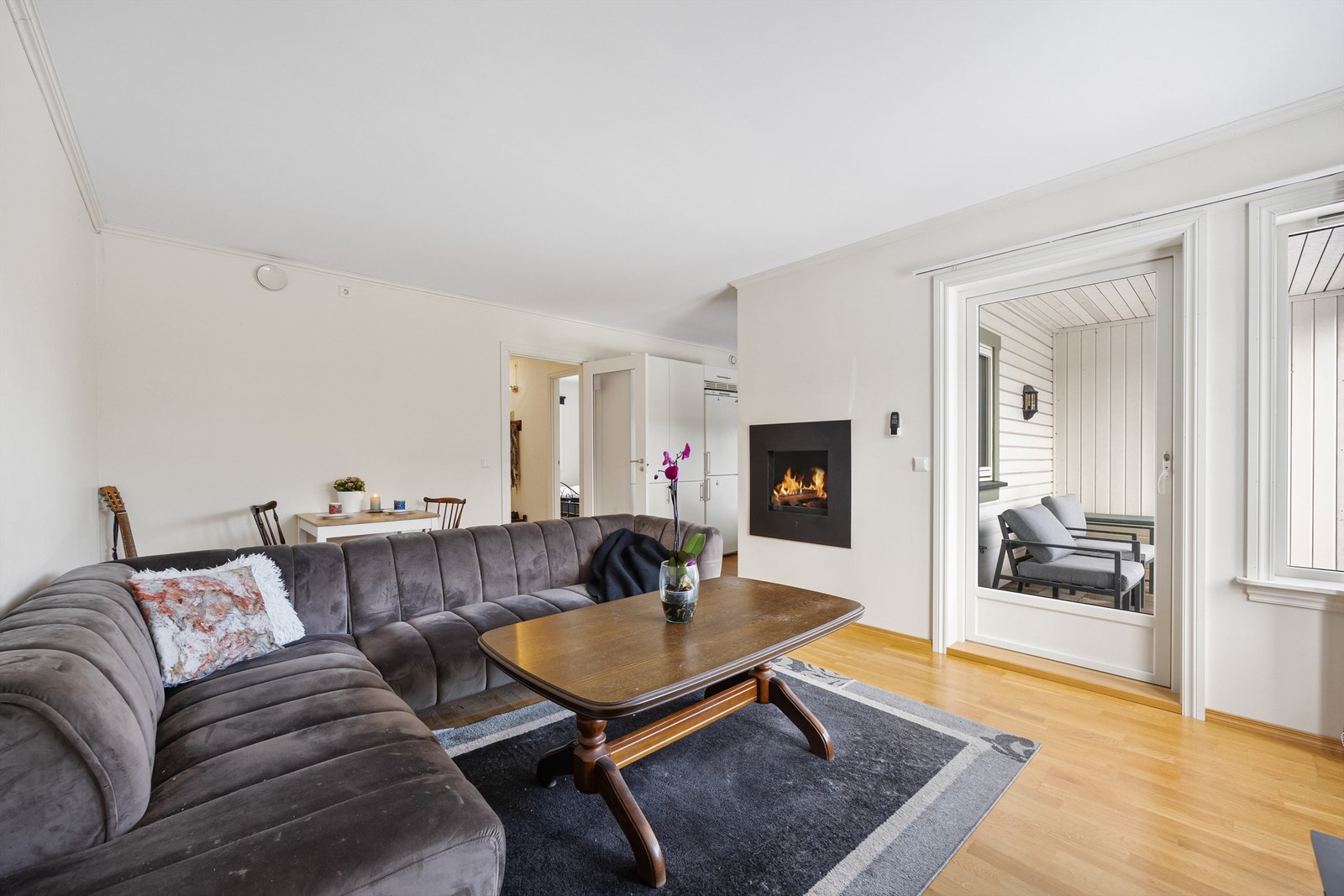 Terrassedøren gir rikelig med lys og en fin overgang til uteområdet. Galleribilde