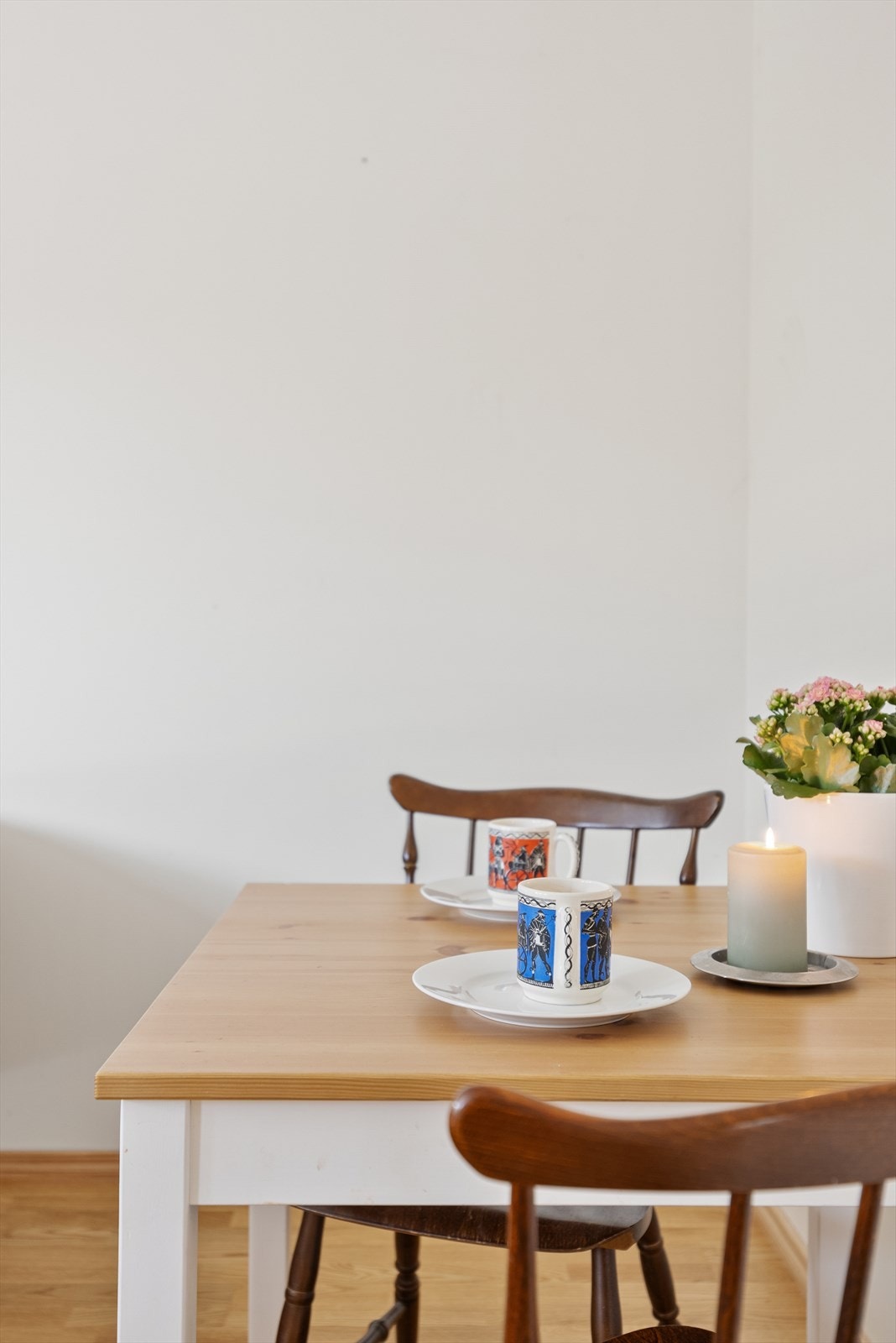 Det er en naturlig plassering for spisebordet i tilknytning til kjøkkenet. Galleribilde