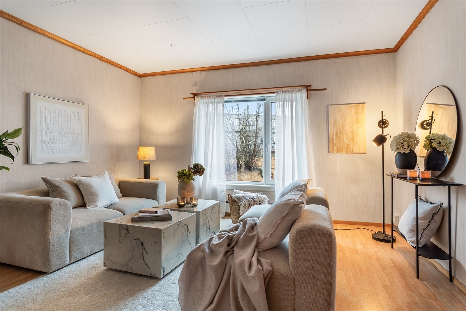 Romslig stue som har god plass til sofa, stuebord, spisebord og annet stuemøblement. Galleribilde