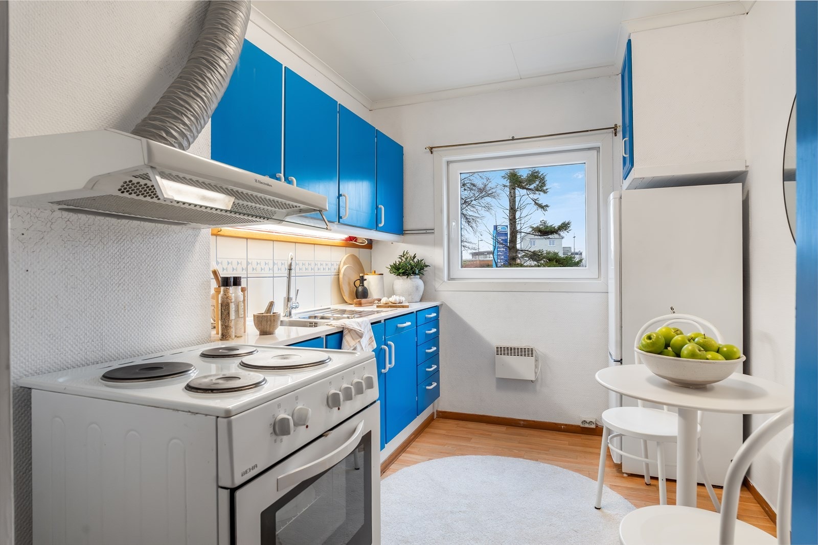 Kjøkkenet er utstyrt med frittstående komfyr og har plass til et lite kjøkkenbord Galleribilde