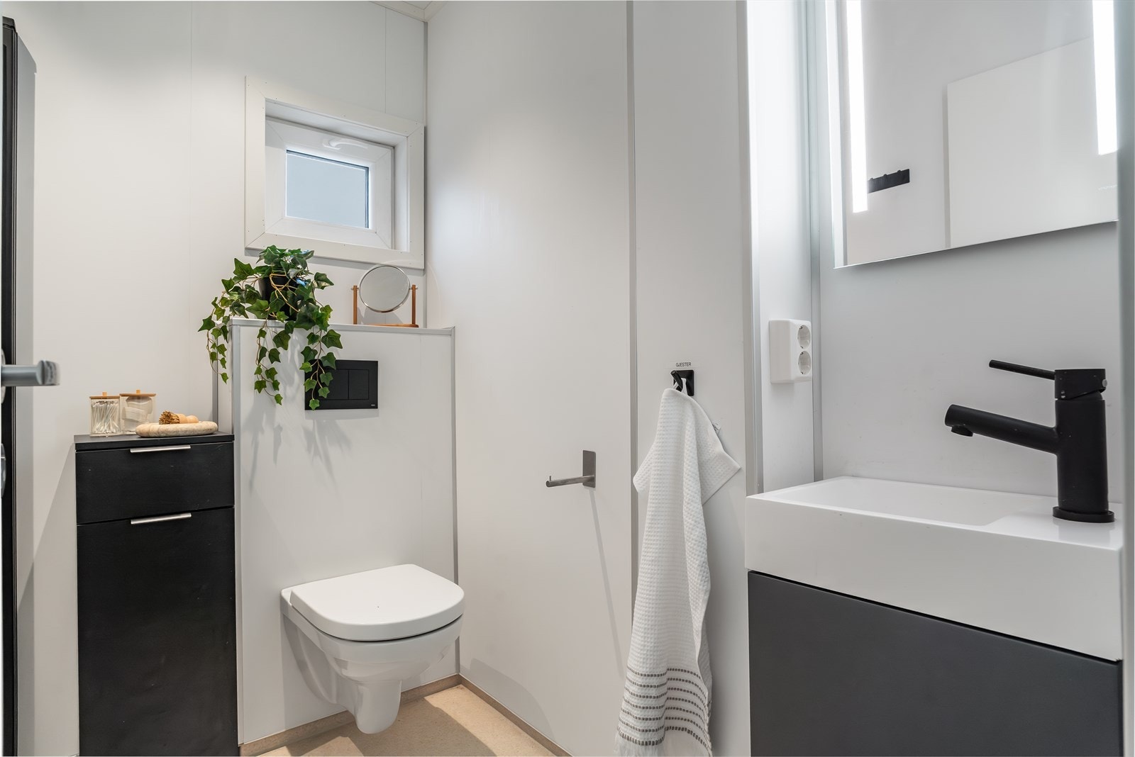 Lyst bad med kontrastfarget møblement Galleribilde