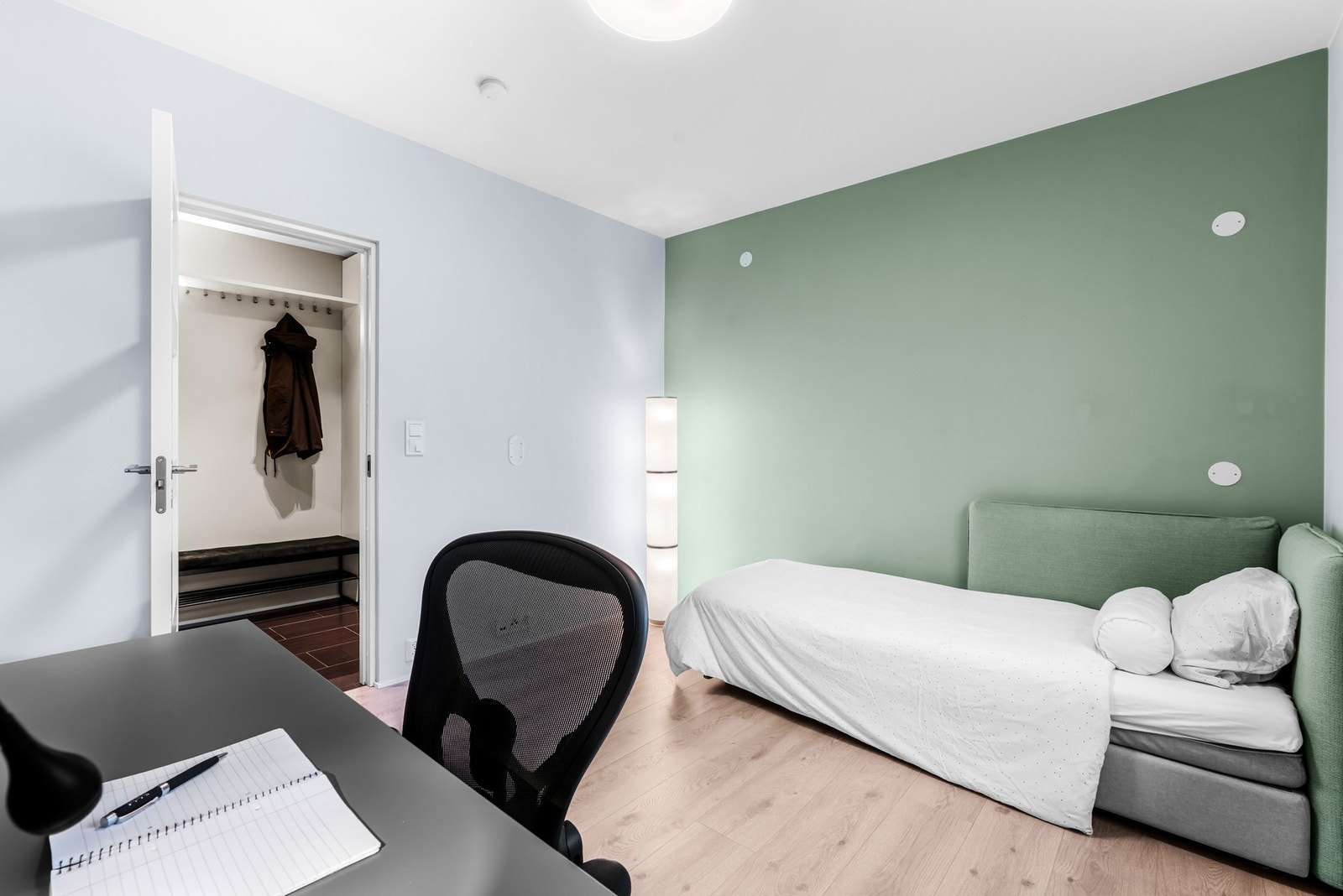 Et lyst og nøytralt rom som er enkelt å tilpasse dine personlige behov. Perfekt som et romslig hjemmekontor for deg som ønsker en dedikert arbeidsplass. Galleribilde