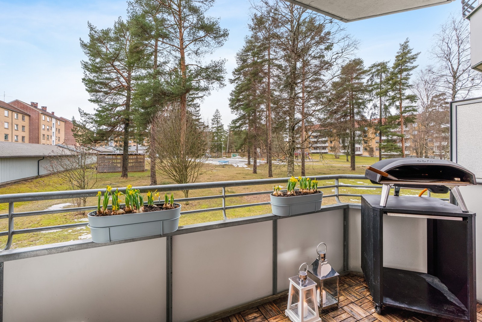 Balkongen vender mot en stor, rolig bakgård - et fredelig fristed med herlig utsyn over grøntområdene. Galleribilde