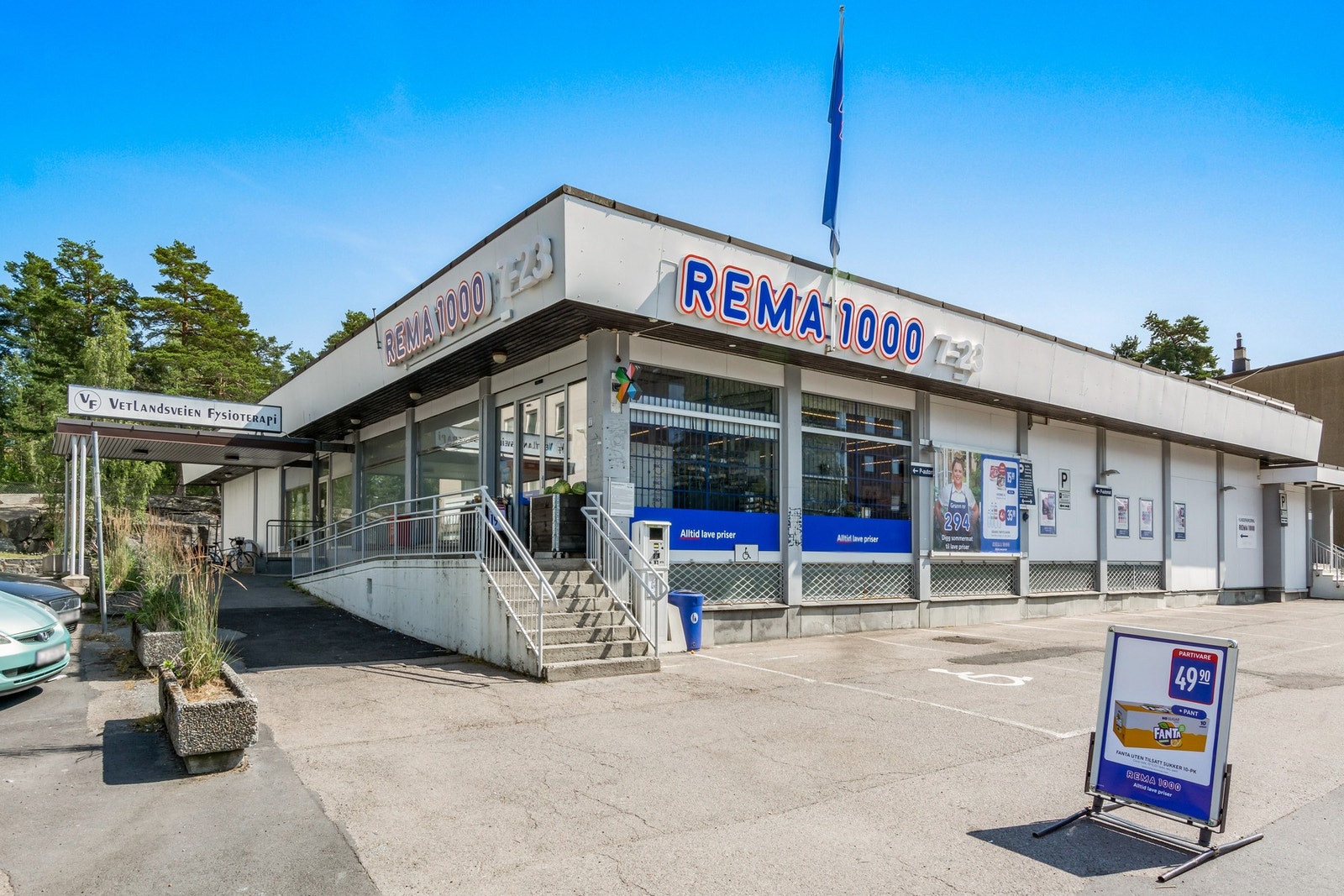 Dagligvarehandelen kan du gjøre på Rema 1000 rett ved leiligheten (kun 90 meter unna), i tillegg til en nyåpnet Kiwi-butikk bare en fem minutters spasertur unna. Galleribilde