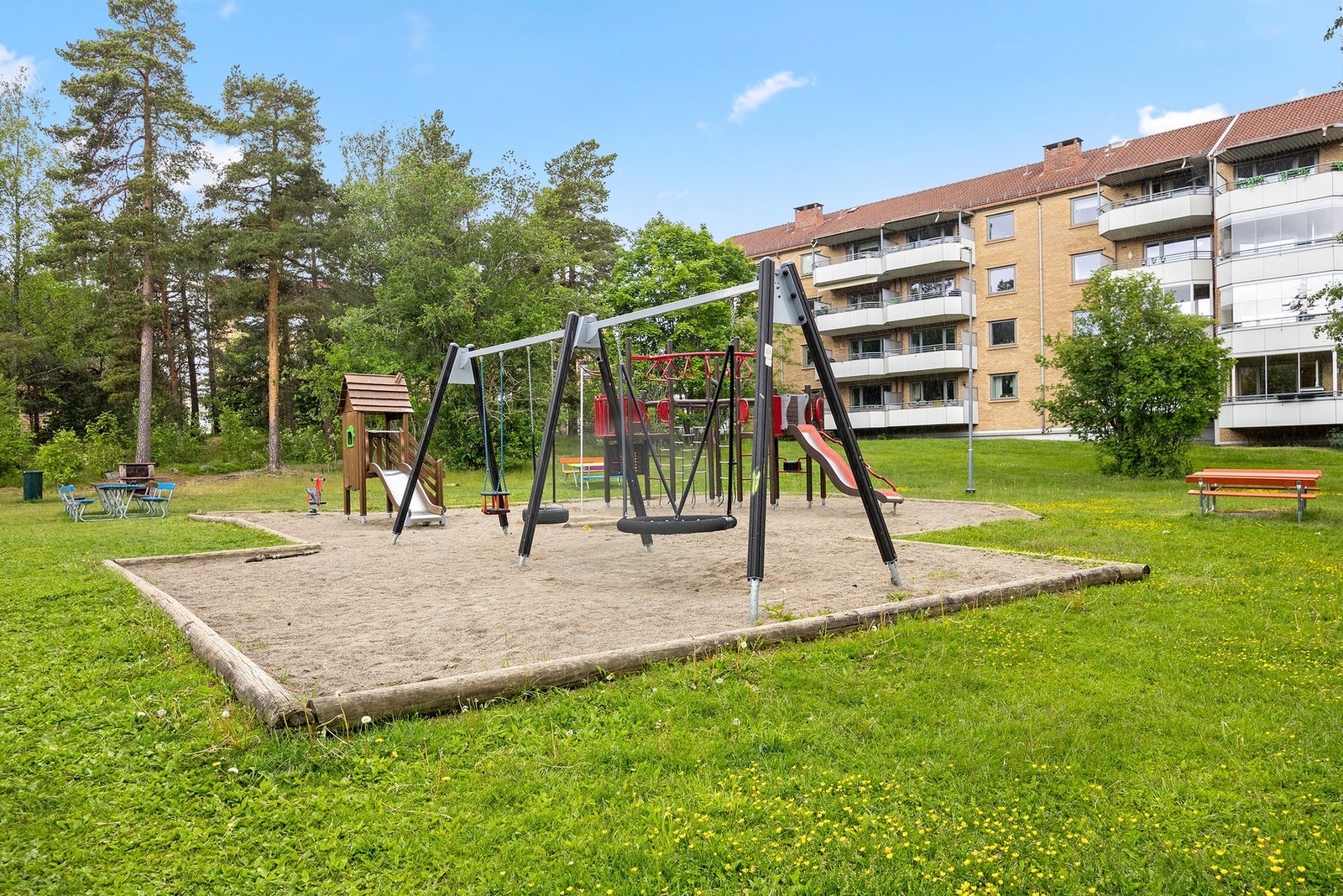 Flott opparbeidet bakgård med store plenarealer og trygge lekeområder i ett rolig område. Galleribilde