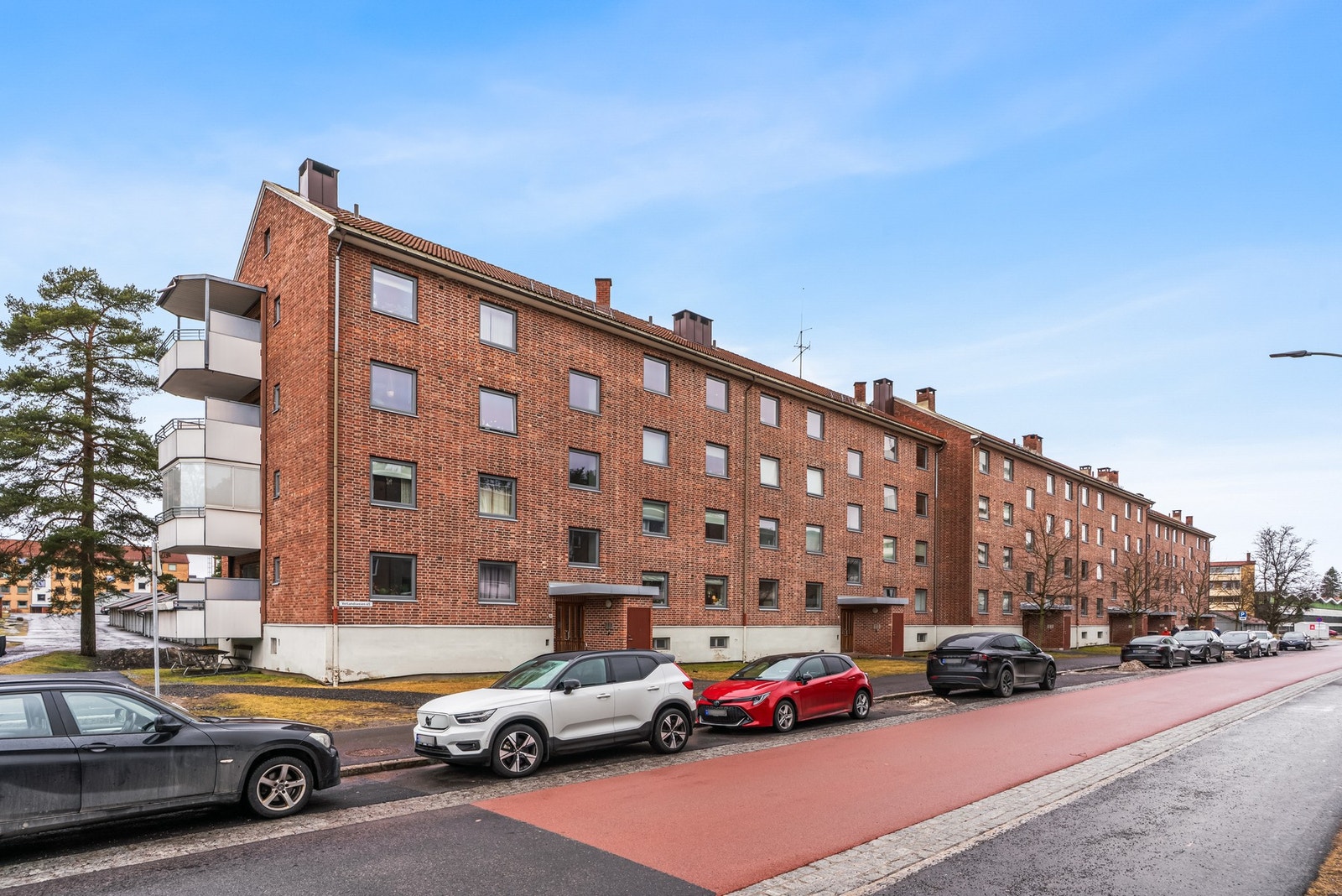 Klassisk og solid boligblokk fra 1958 med pent forblendet teglsteinsfasade. Galleribilde