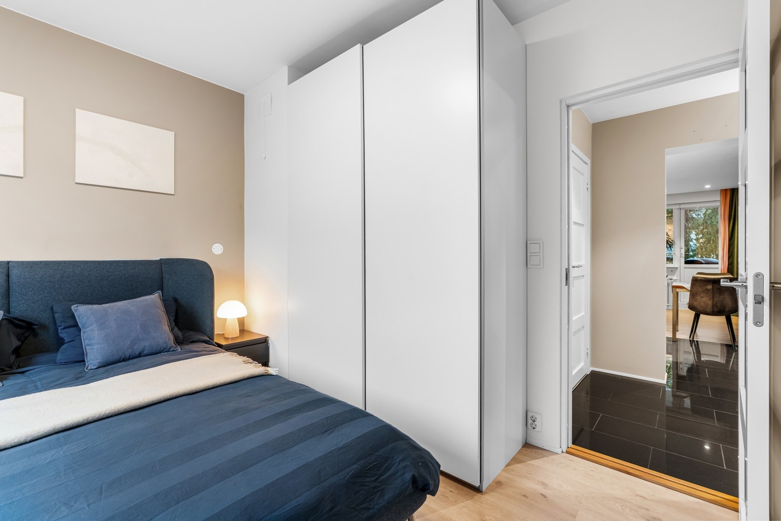 God plass til flere garderobeskap for effektiv oppbevaring. De lyse overflatene gjør det enkelt å innrede rommet etter egen smak og stil. Galleribilde