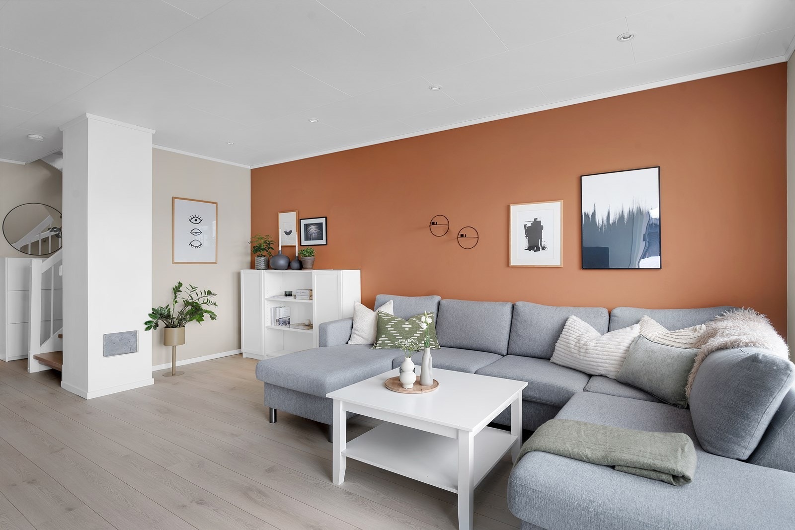 Pen og gjennomført stue med behagelige farger og tidsriktige detaljer. Galleribilde