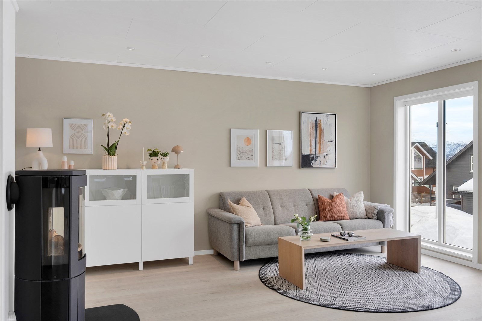 Vedfyring gir god oppvarming, samt skaper en innbydende atmosfære på kalde og mørke vinterdager. Galleribilde