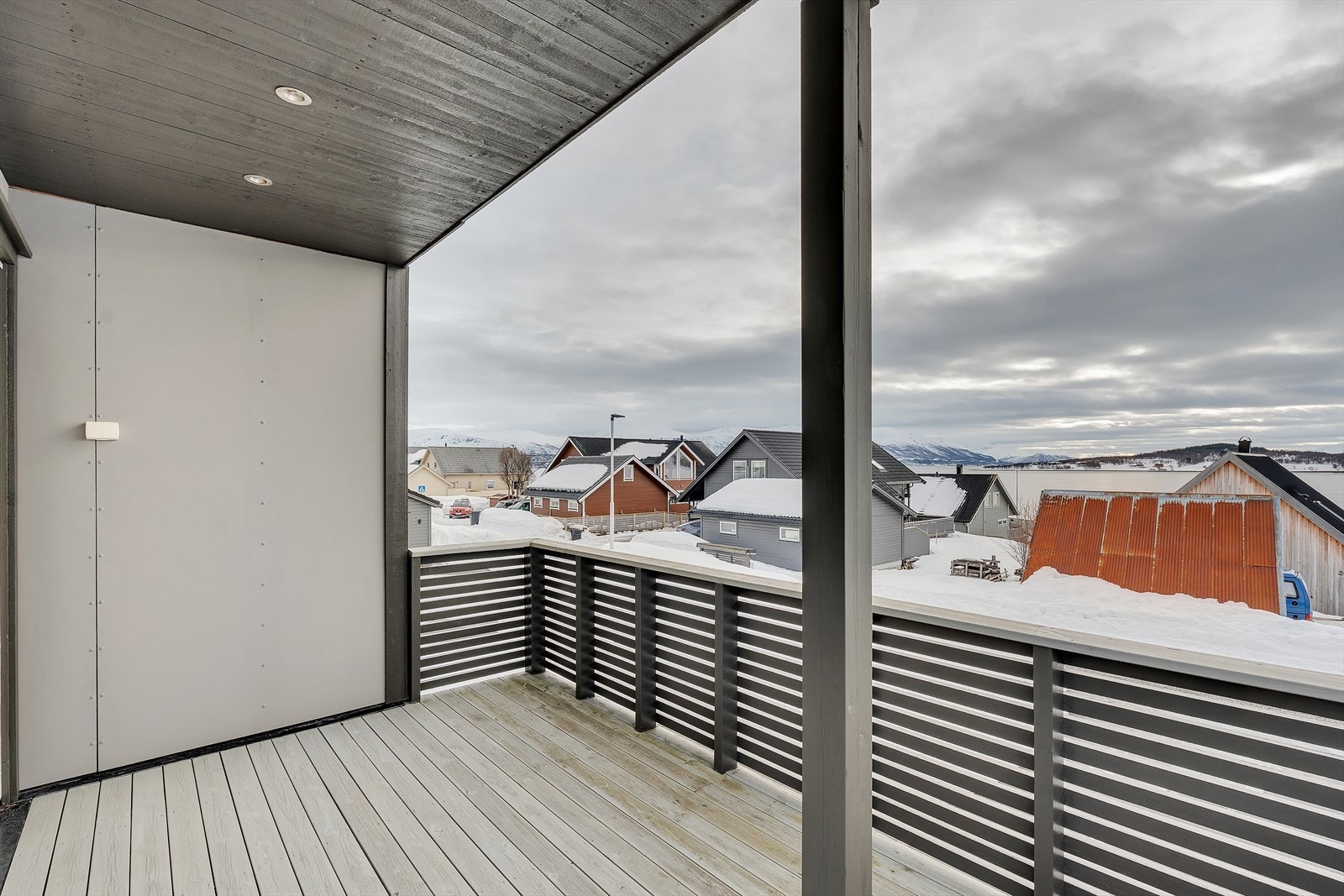 Lysspotter i tak og stikkontakt for varmelampe, elektrisk grill eller julelys. Galleribilde