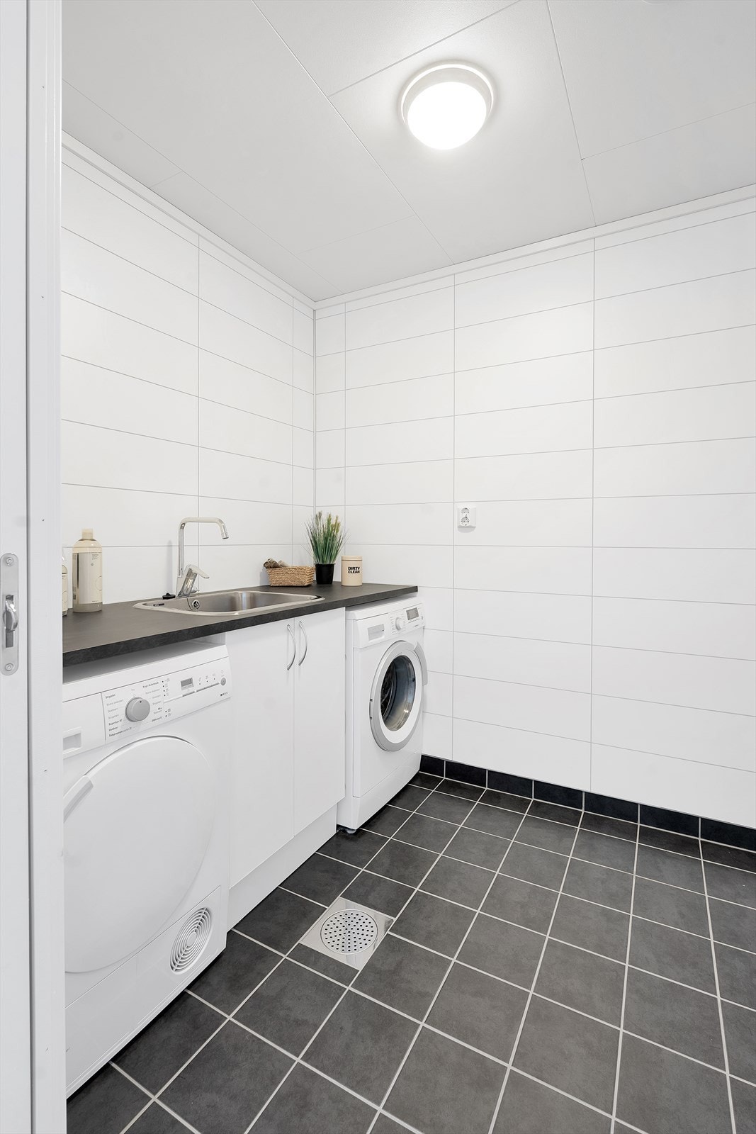 Innredning med utslagsvask, samt opplegg for vaskemaskin og tørketrommel. Galleribilde