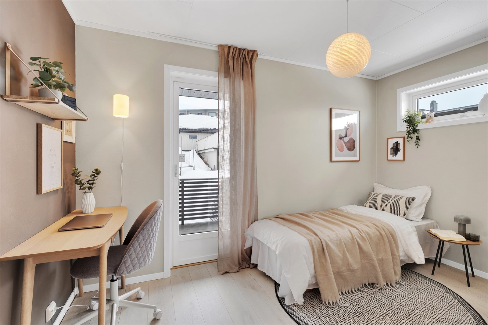 Soverom 2- også av god størrelse, samt direkte utgang til balkong. Galleribilde