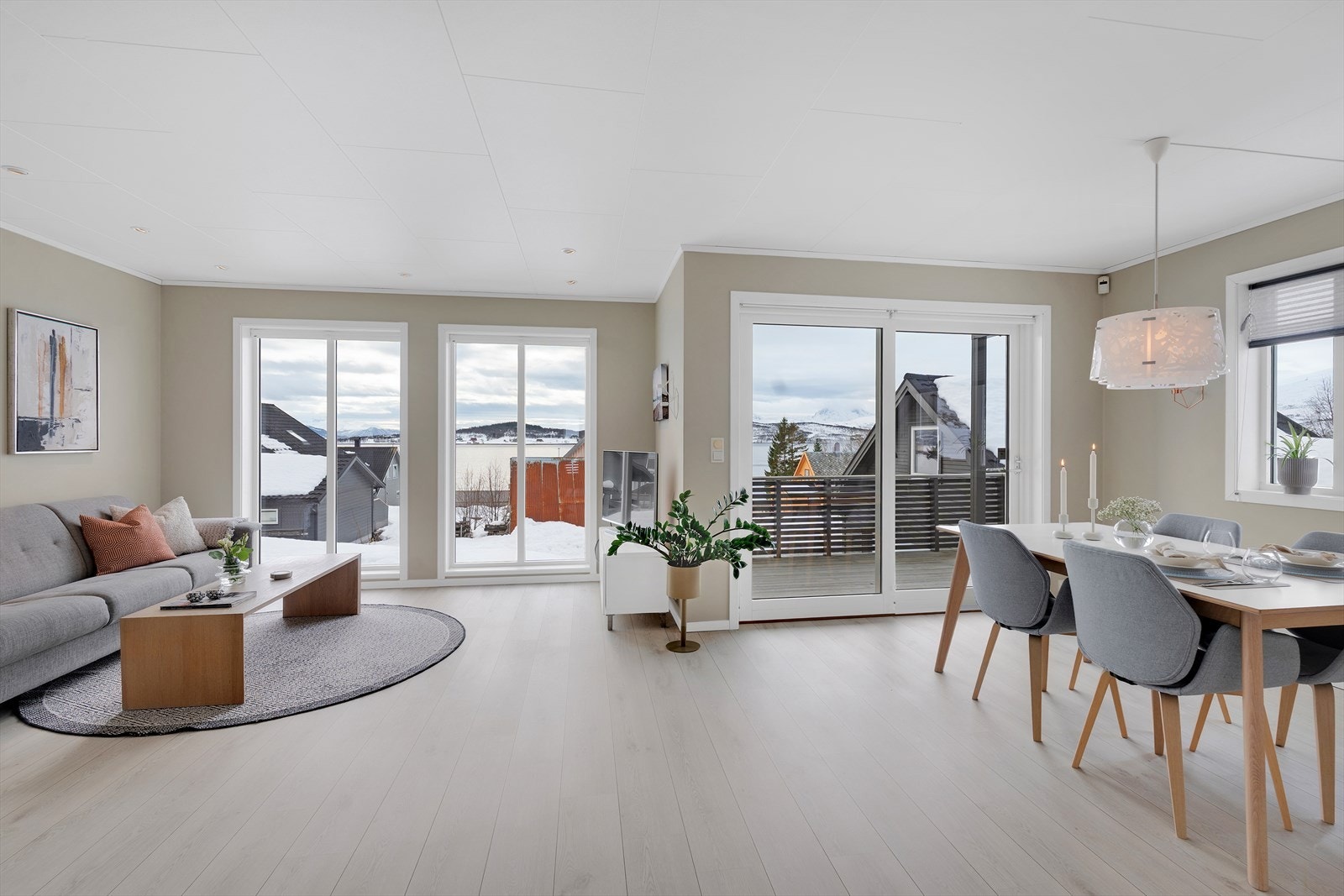 Fra stuen er det direkte utgang til flott og solrik balkong på 14 kvm! Galleribilde