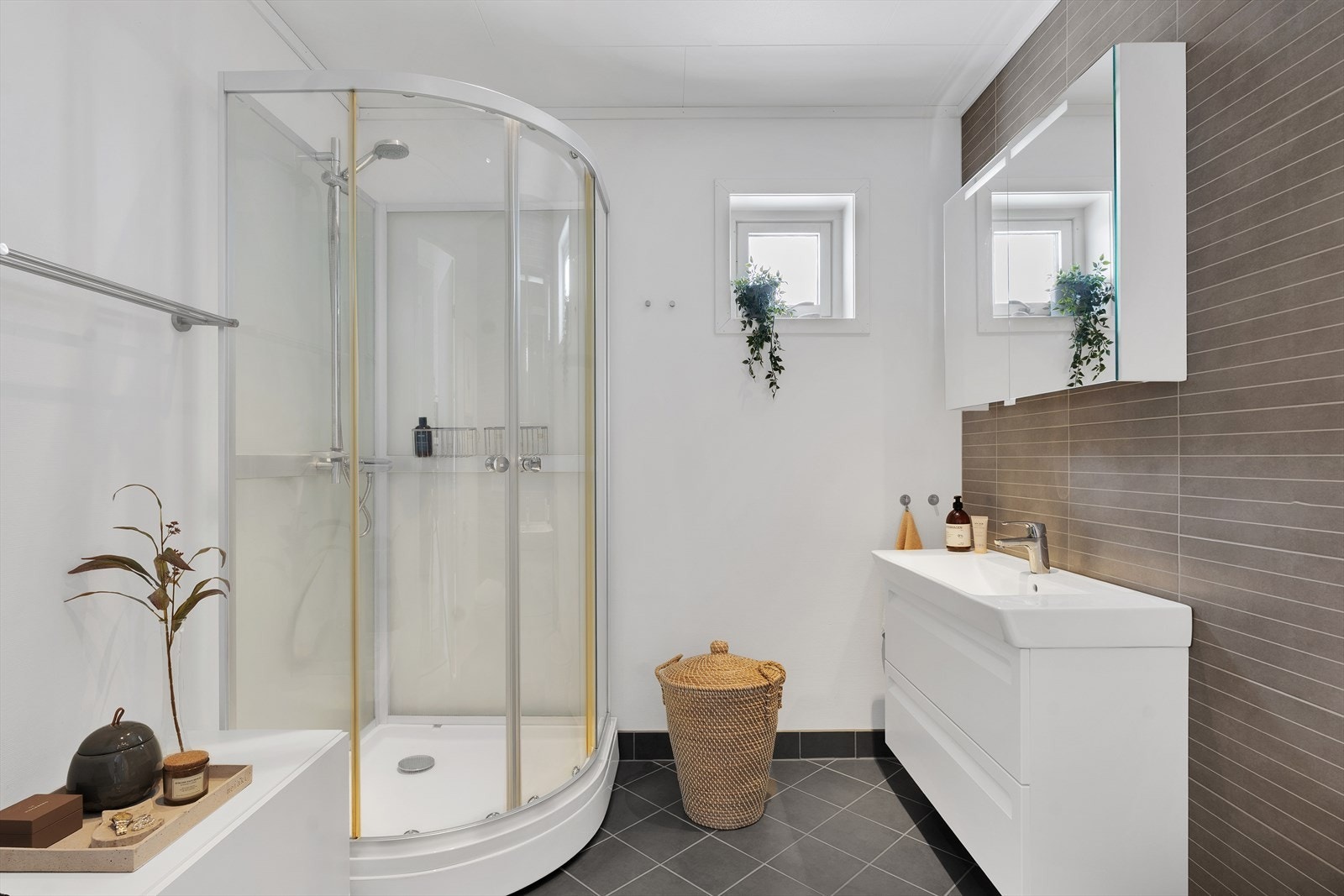 Pent bad med tidsriktig inventar, samt varmekabler i gulv. Galleribilde