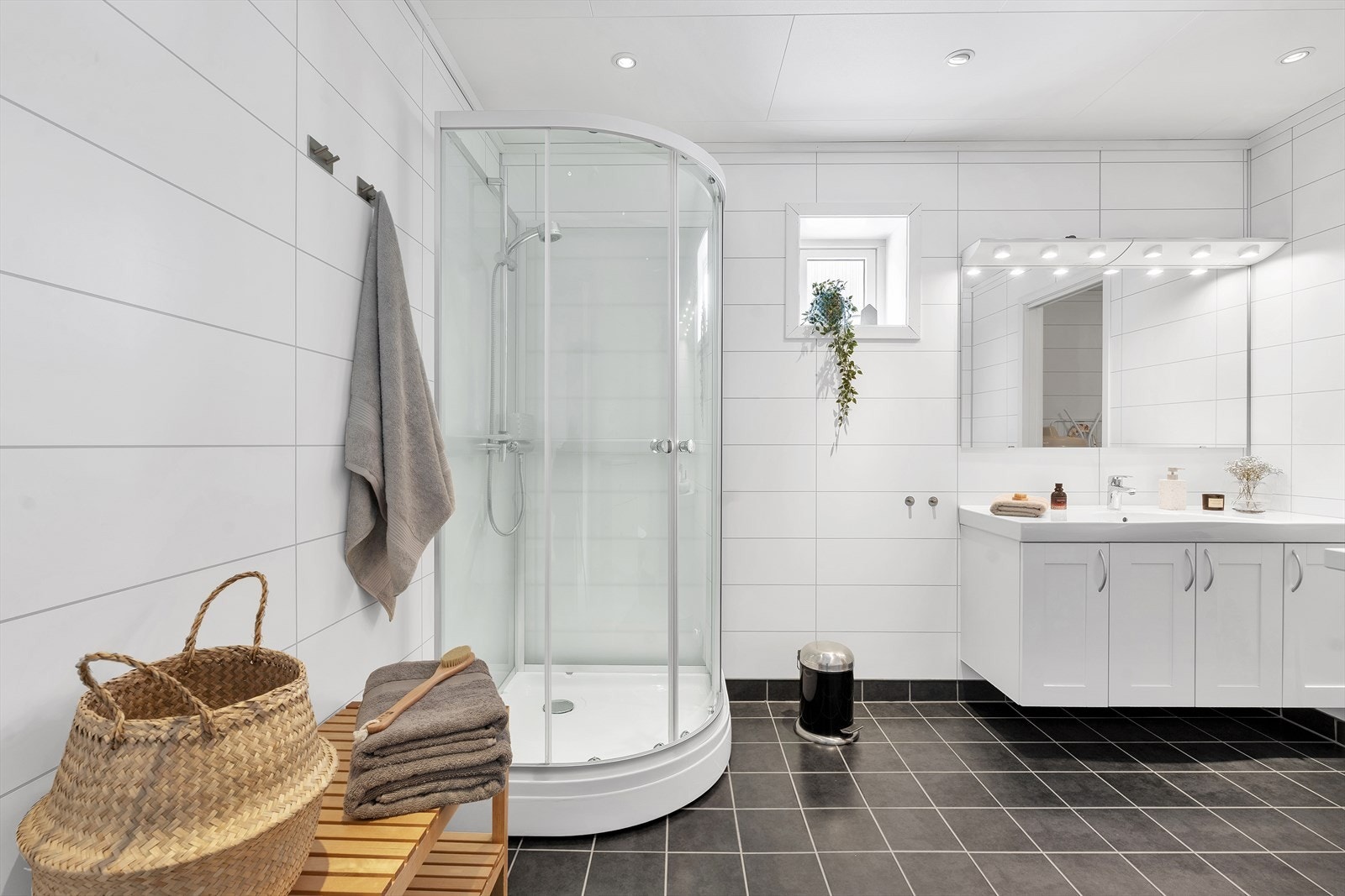 Romslig bad/vaskerom med praktiske innredninger. Galleribilde