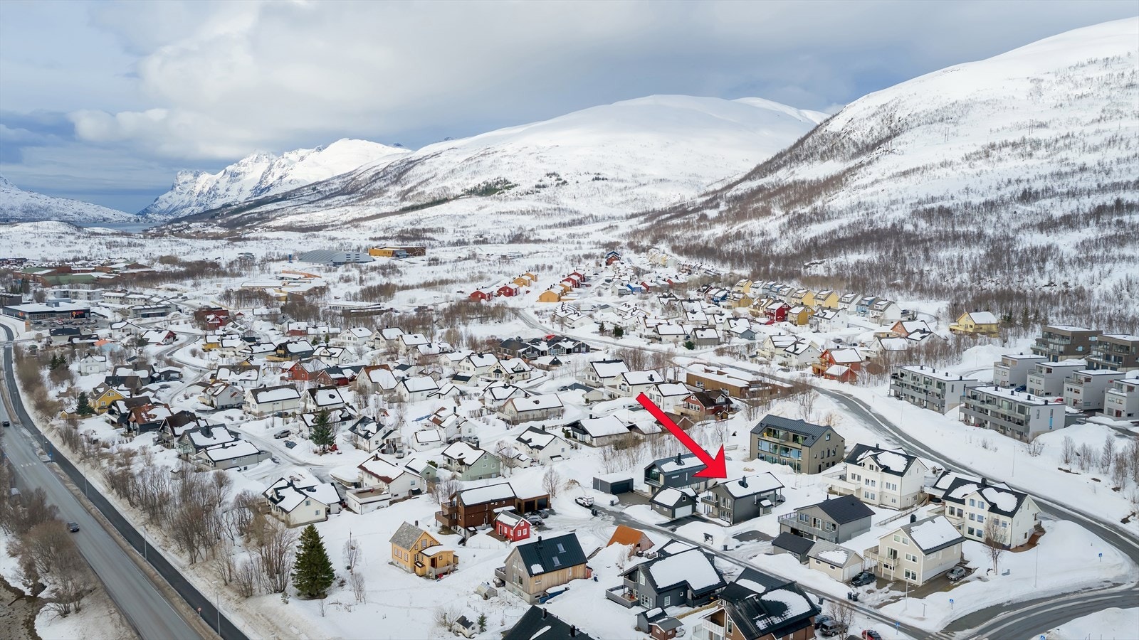Trivelig boligfelt bestående av eneboliger og flermannsboliger. Galleribilde