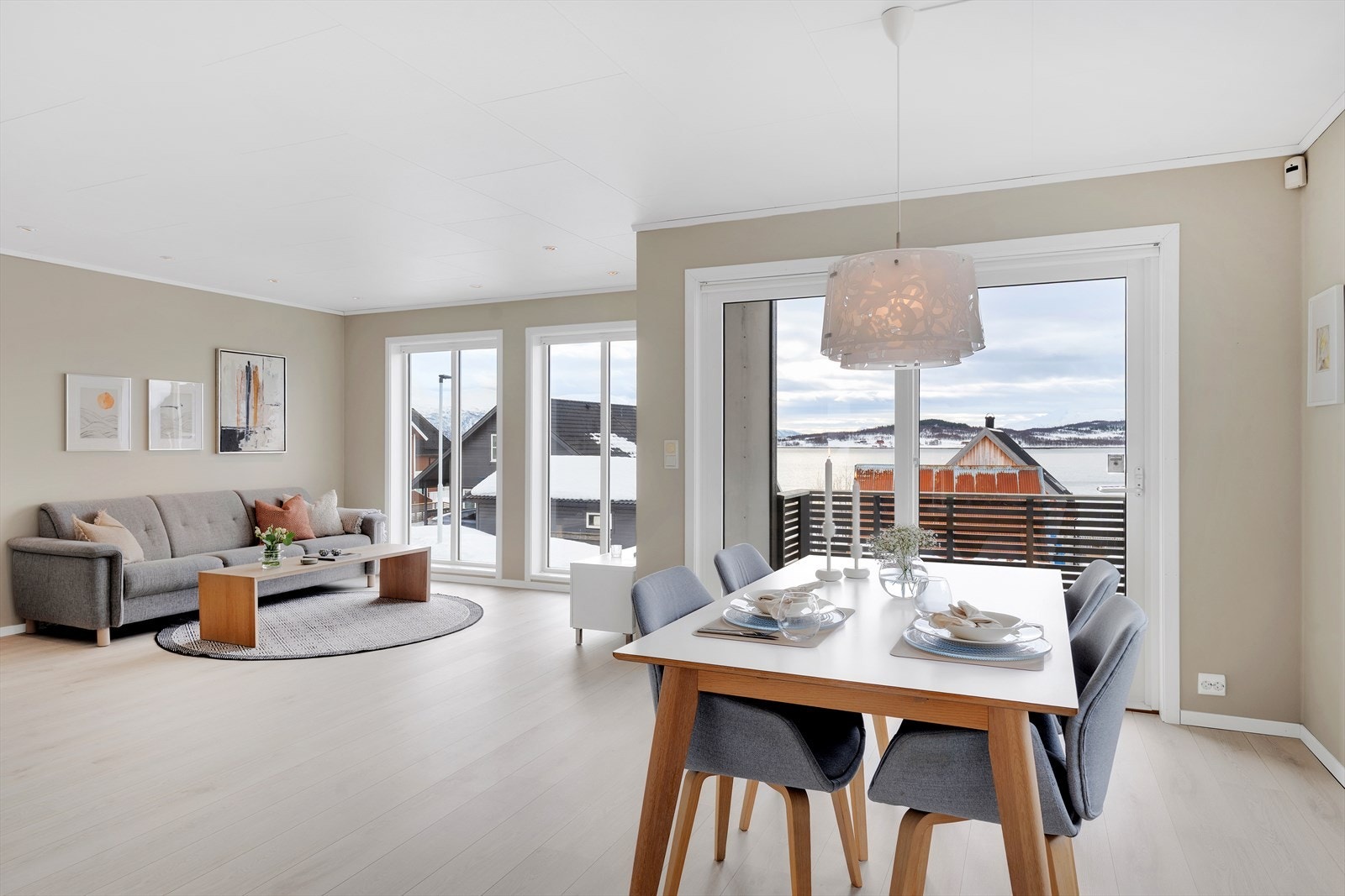 Spisegruppen finner sin naturlige plass like ved kjøkkenet. Galleribilde