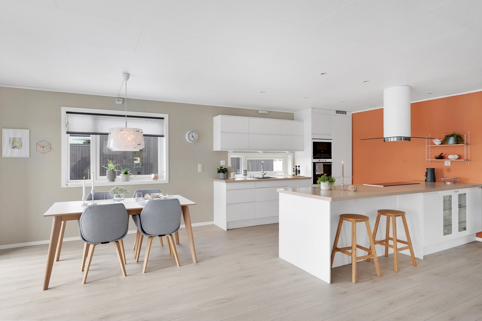 Stue i åpen løsning mot kjøkkenet bidrar til en luftig og sosial atmosfære. Galleribilde