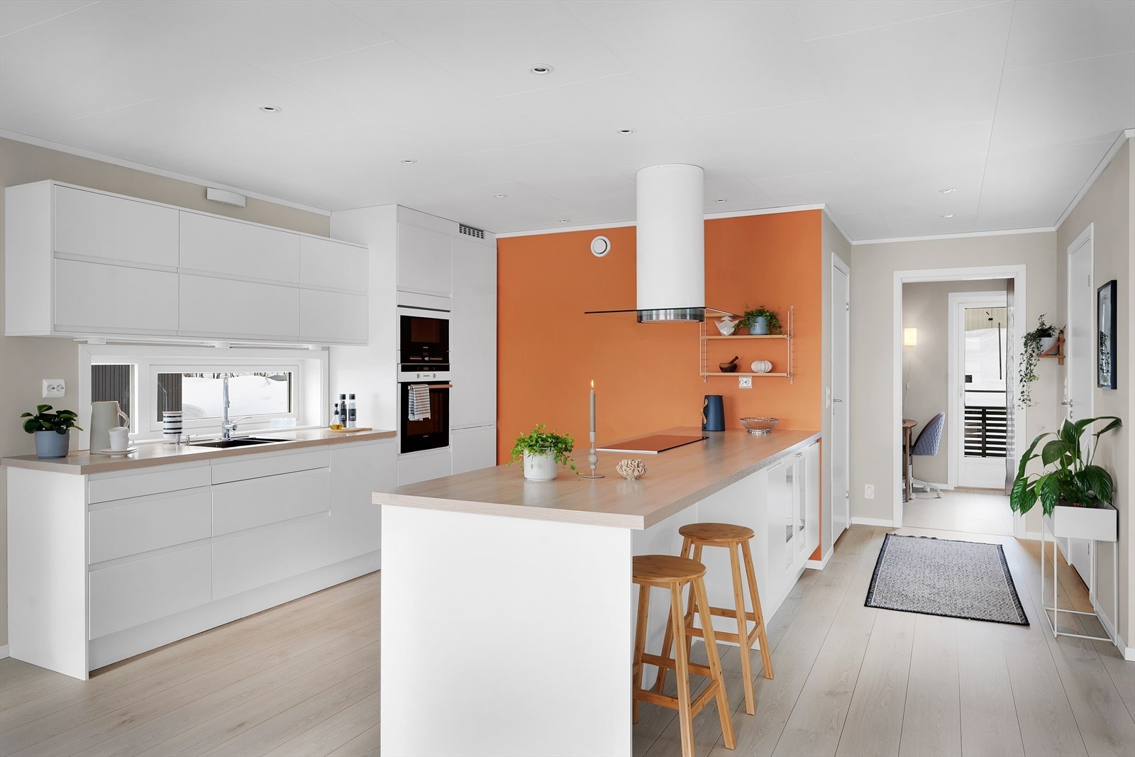 God benkeplass, samt rikelig med oppbevaringsplass i skuffer og skap. Galleribilde