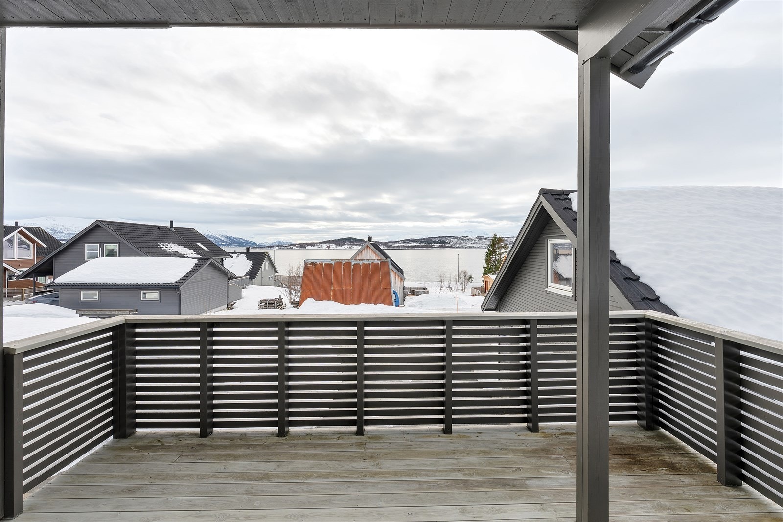 Flott takoverbygd balkong, som kan nytes gjennom store deler av året. Galleribilde