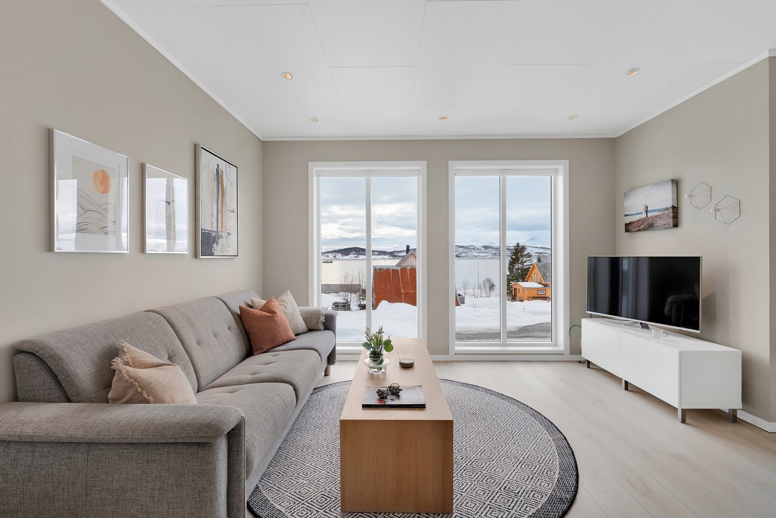 Boligen ble ferdigstilt i 2011 og holder gjennomgående høy standard. Utstyrt med balansert ventilasjon som sikrer god luftkvalitet og komfort hele året. Galleribilde