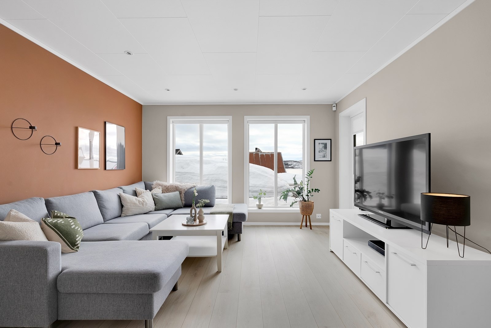 På boligens første plan finner du en ekstra stue, boligens 2 andre soverom, samt bod og bad/vaskerom. Galleribilde