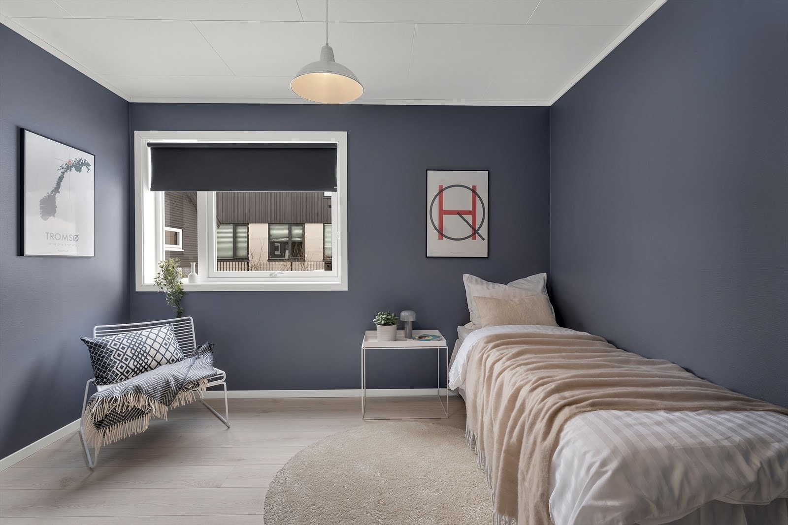 Romslig soverom 4 med god plass til seng og oppbevaring. Galleribilde