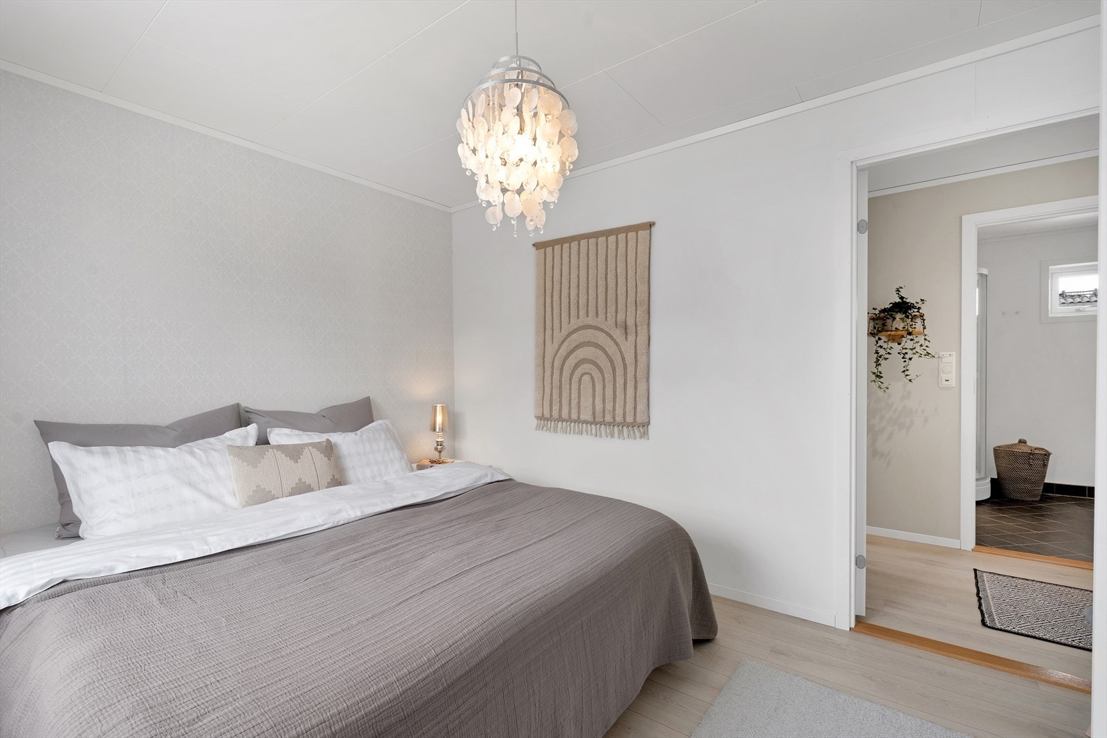 Soverom 1 gjennomført i et lyst fargevalg, med god plass til stor seng. Galleribilde