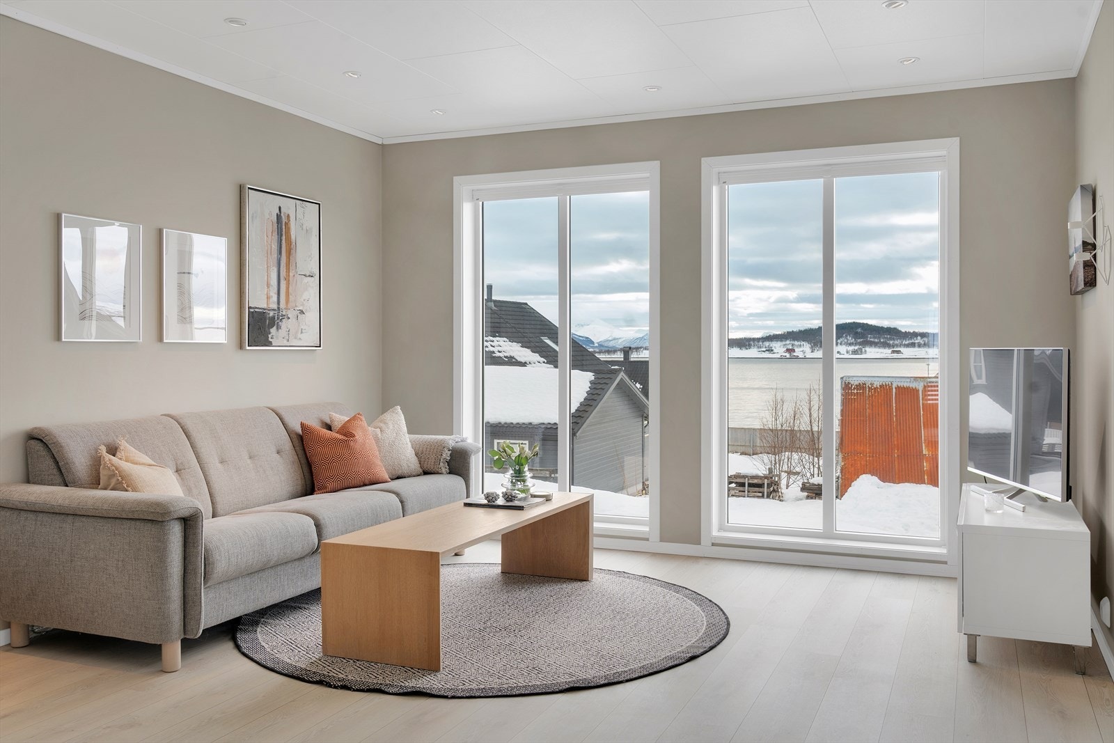 Romslig planløsning med plass til større sittegruppe og annet ønsket møblement. Galleribilde