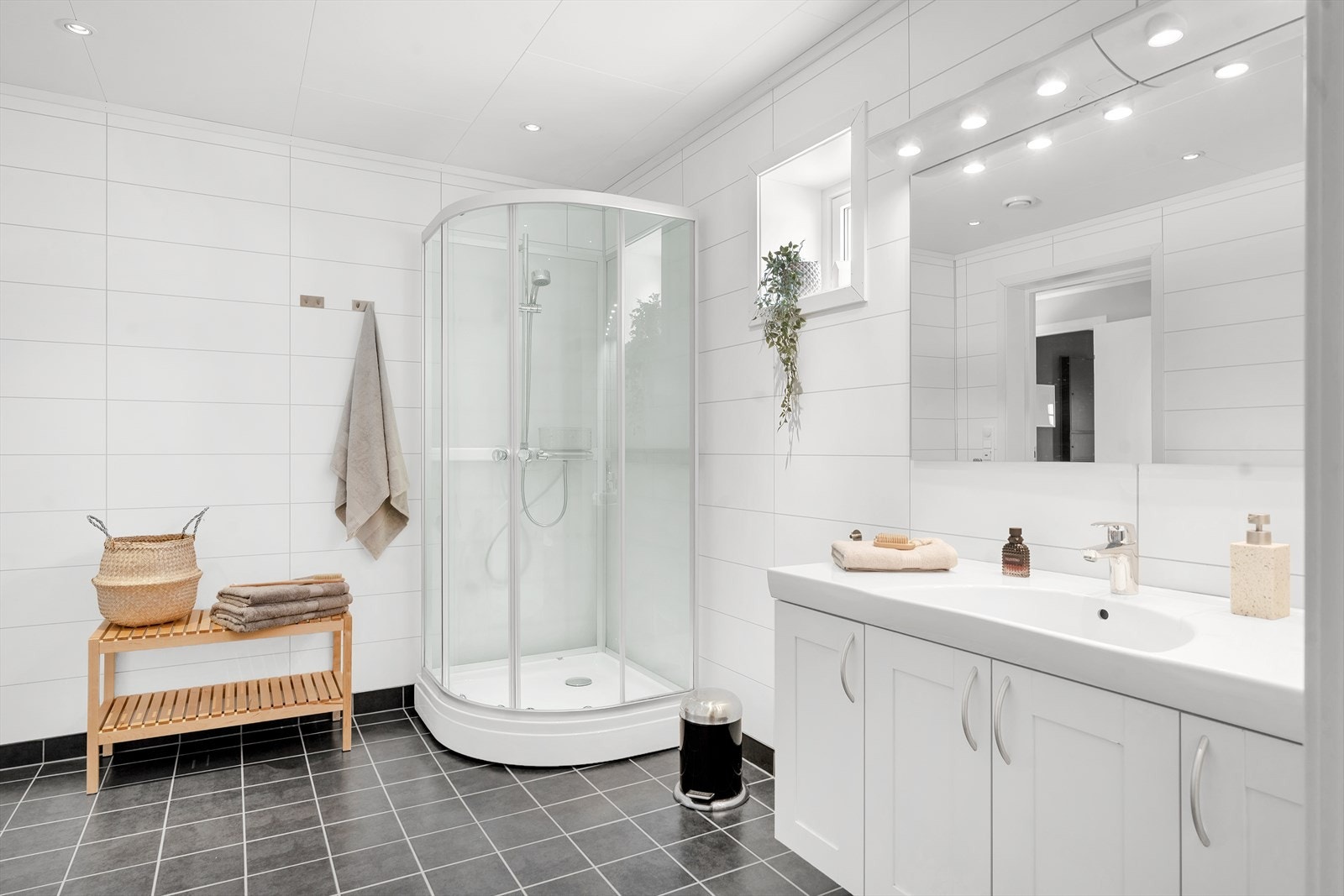 Varme i gulv, downlights i himlingen, samt flott innredning med god oppbevaringsplass. Galleribilde