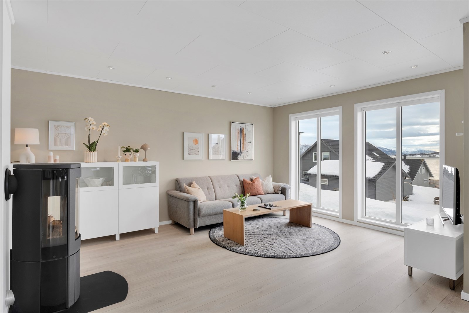 Lys og romslig stue med slette vegger, gjennomført i behagelige farger, samt med pent laminatgulv. Galleribilde