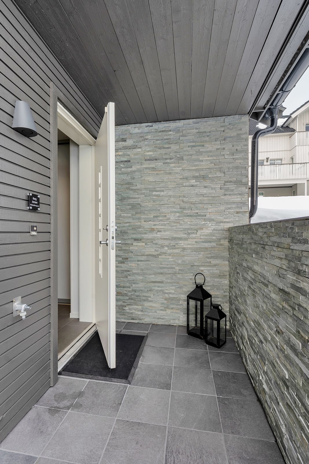 Flislagt inngangsparti med varmekabler. Galleribilde