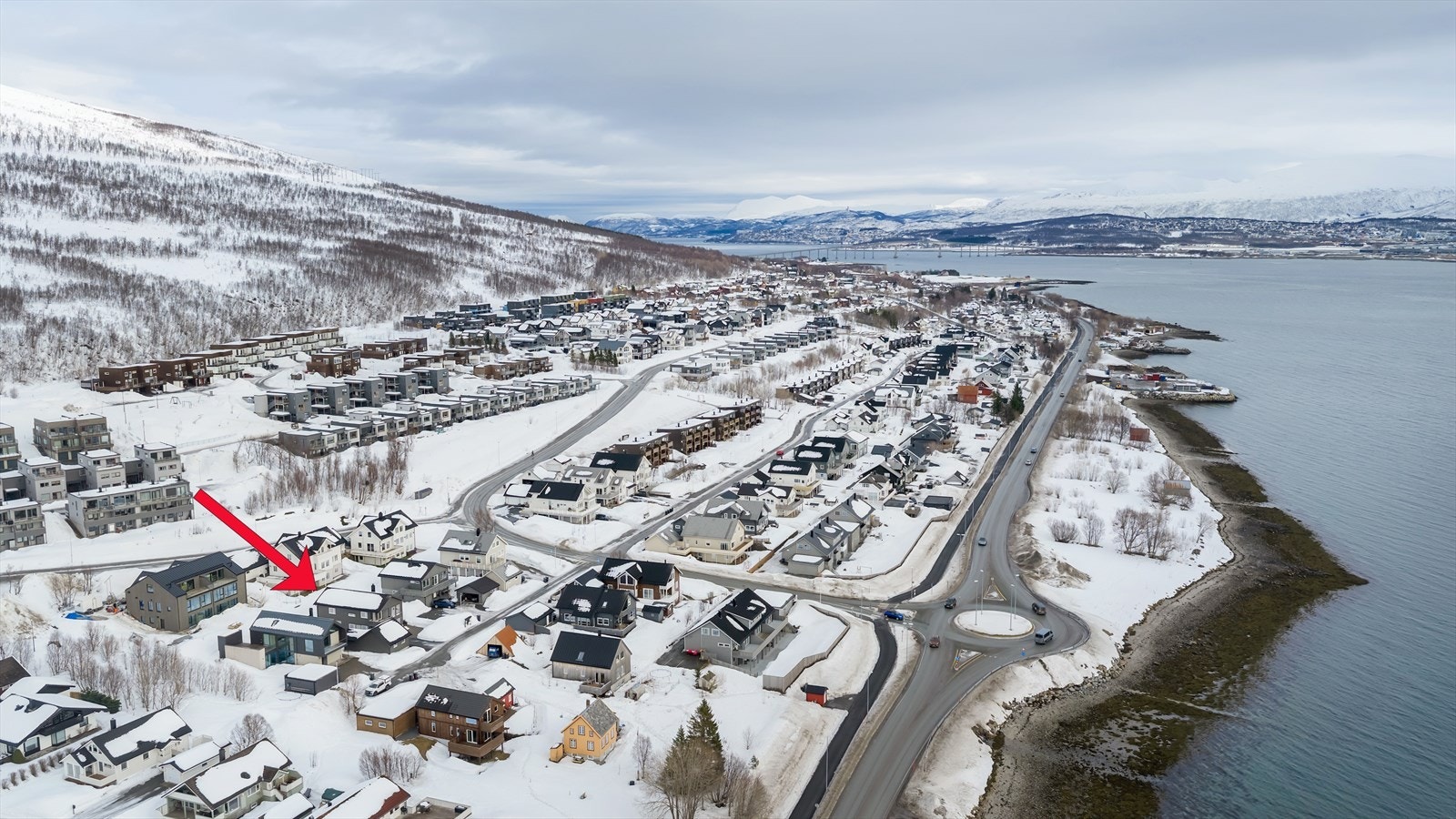 Umiddelbar nærhet til natur, med lysløypa og fjell like bak boligfeltet. Galleribilde