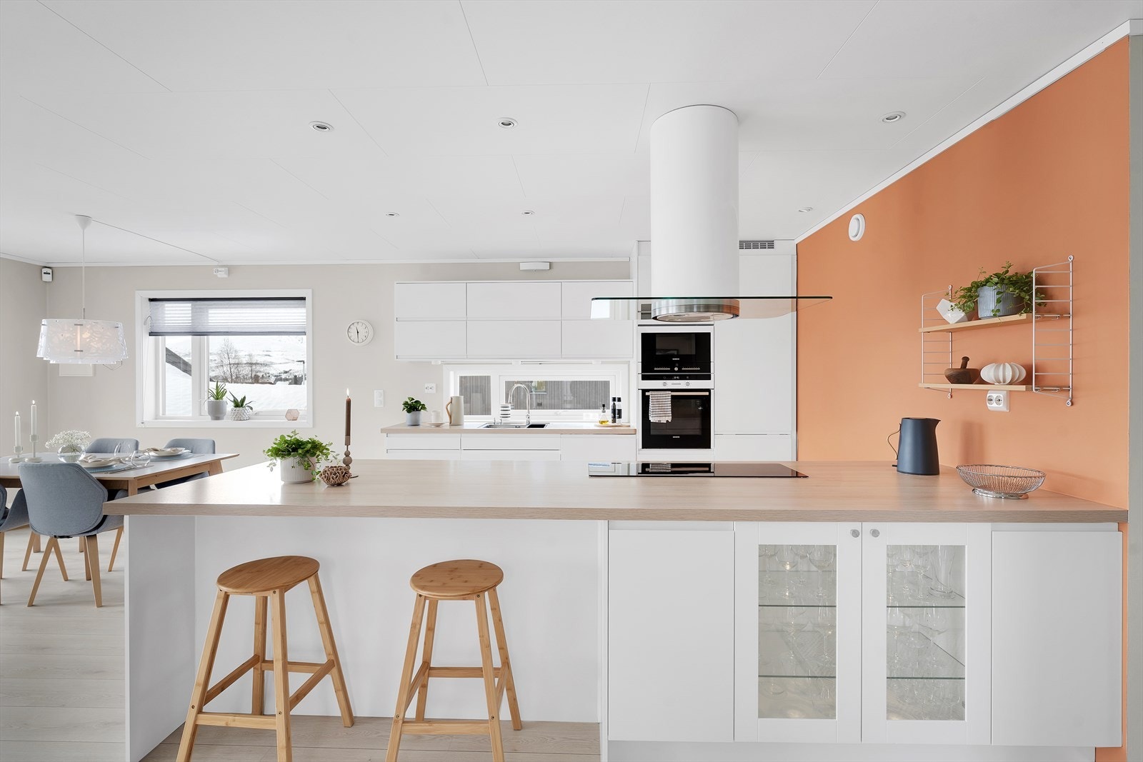 Svært praktisk kjøkkenøy, hvor man kan lage mat og samtidig være sosial med gjestene i stua. Galleribilde