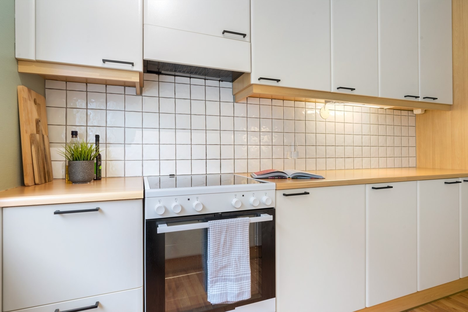 Plass til frittstående komfyr, og kjøkkenventilatoren har avtrekk ut. Galleribilde