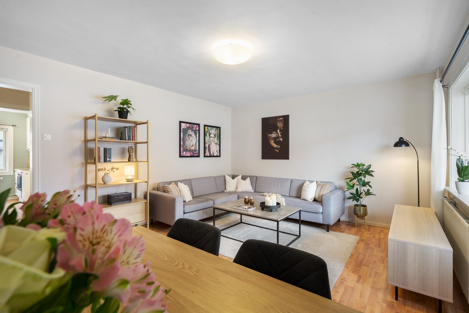 I stuen er det plass til både sittegruppe og spisestue. Galleribilde