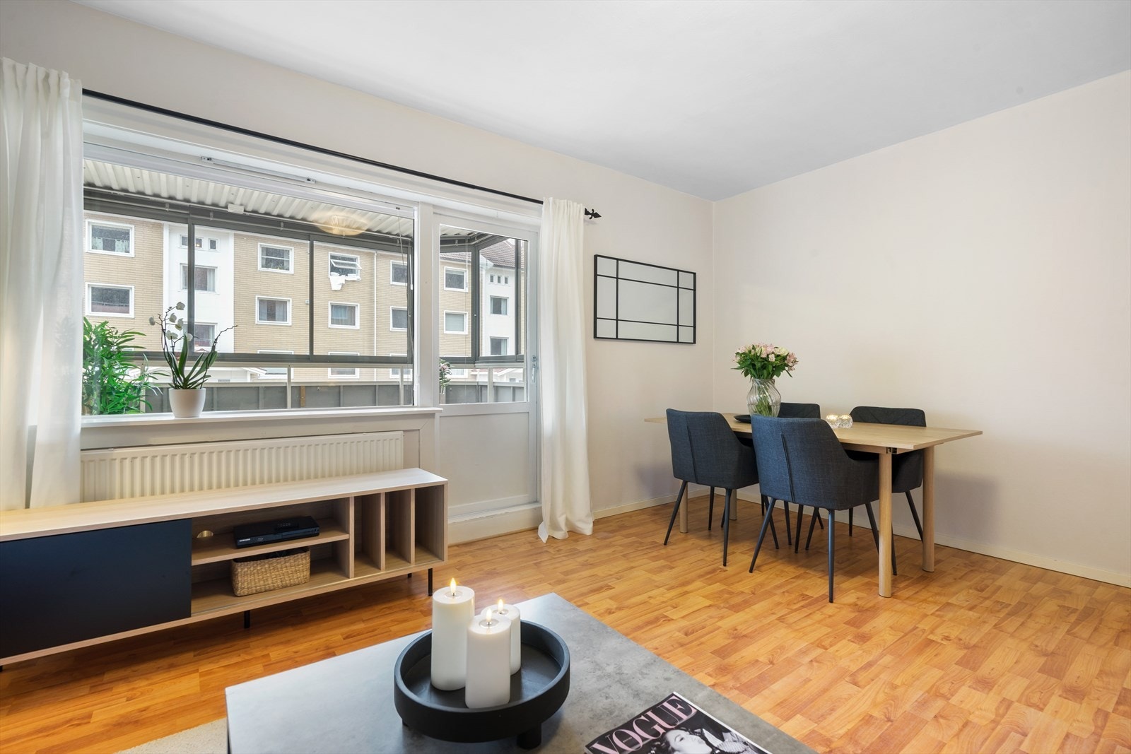 I stua har man utgang til innglasset balkong vendt mot sørvest. Galleribilde