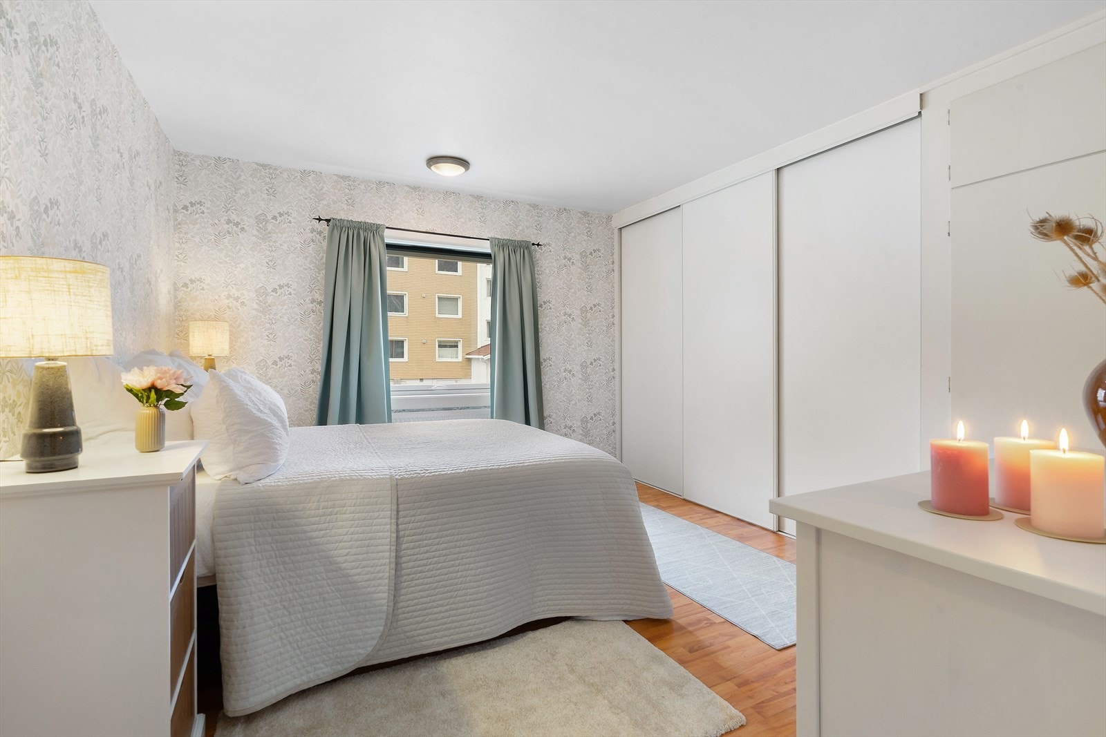 Hovedsoverommet er praktisk innredd med skyvedørsgarderobe og integrert skap. Galleribilde