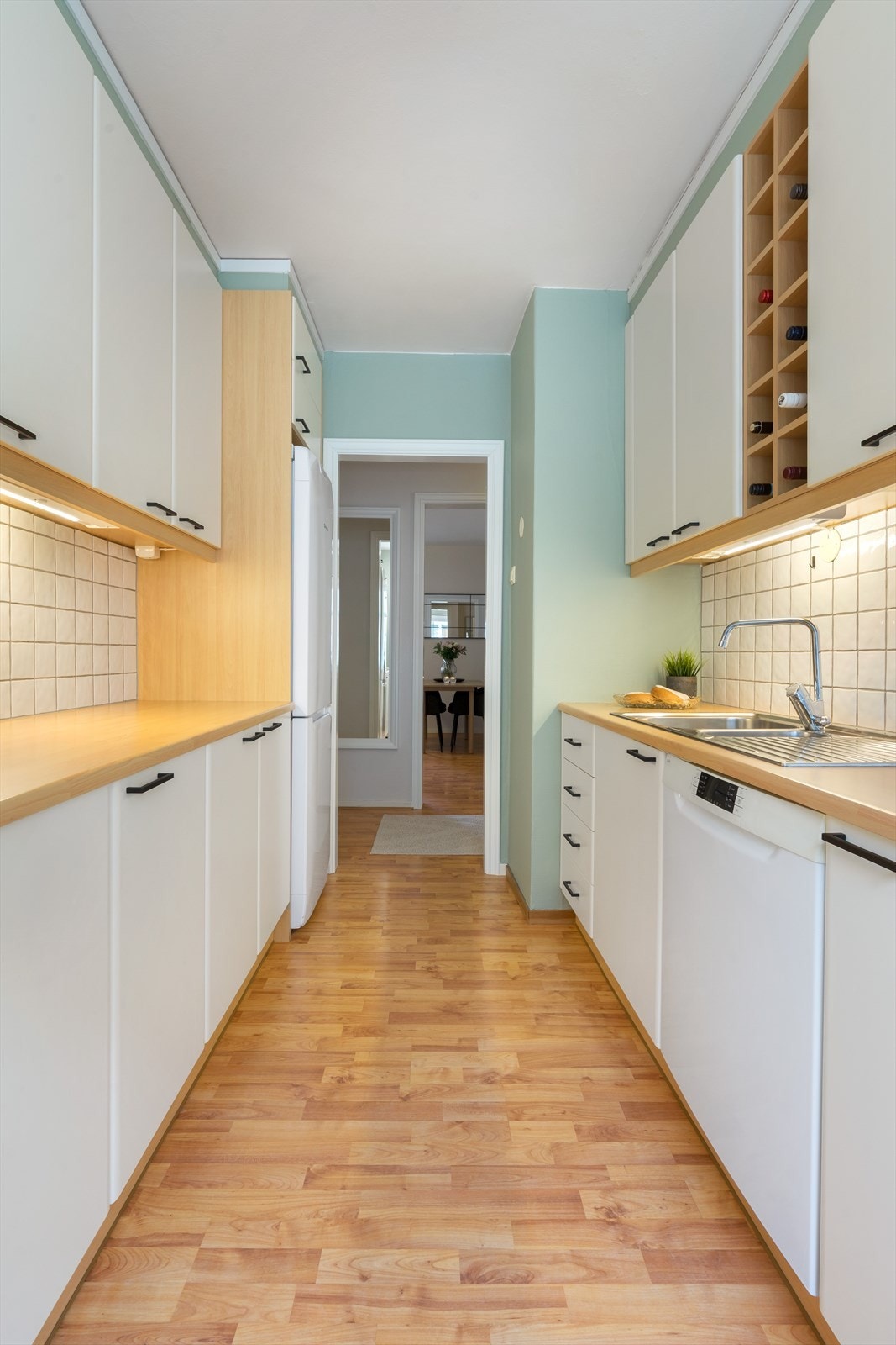 Her har man rikt med både skuffer og skap. Galleribilde