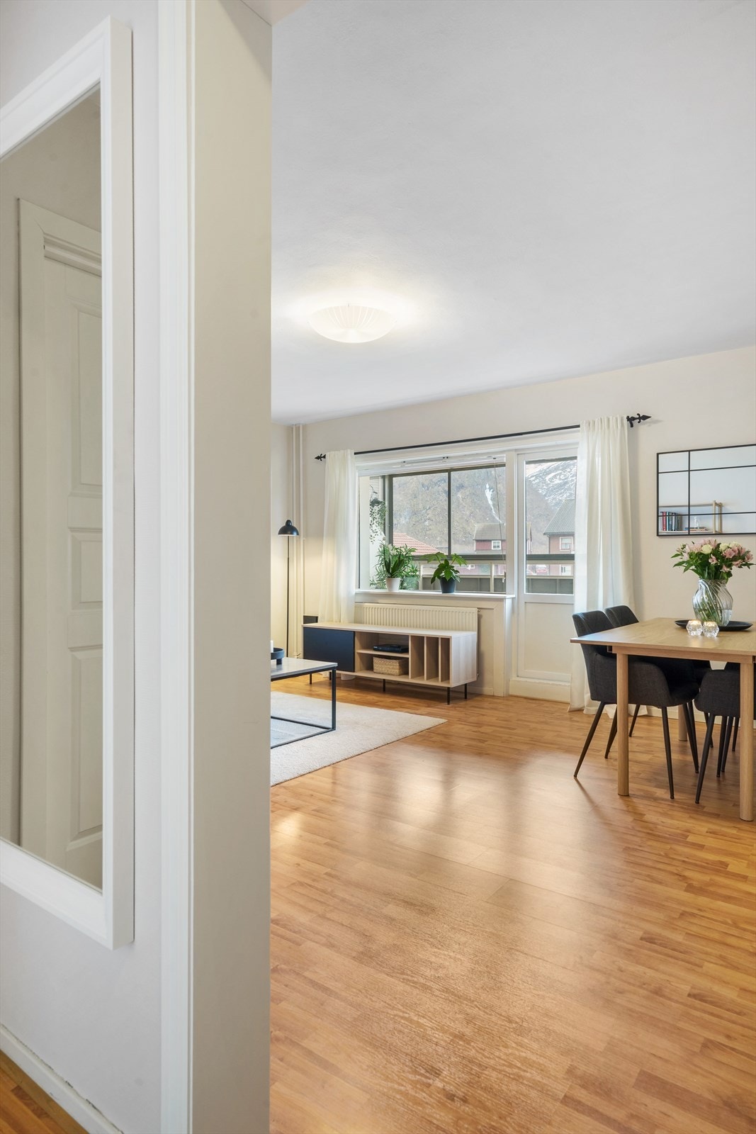 Fra entréen har man også åpen løsning mot stue/ spisestue. Galleribilde