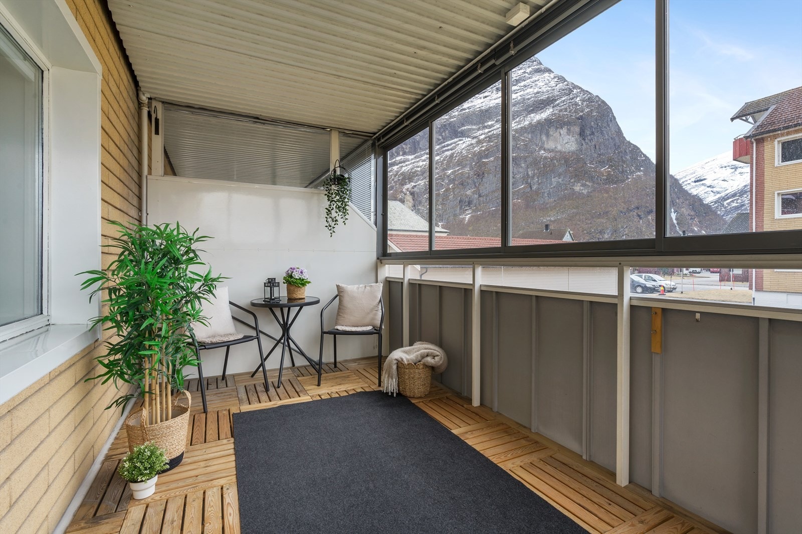Balkongens tredekke gir en varm og innbydende følelse, med utsikt mot fjellene. Galleribilde