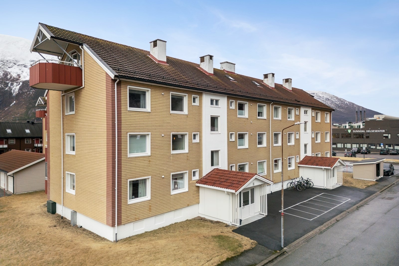 Parkering er tilgjengelig på asfalterte områder rett utenfor bygningen. Galleribilde