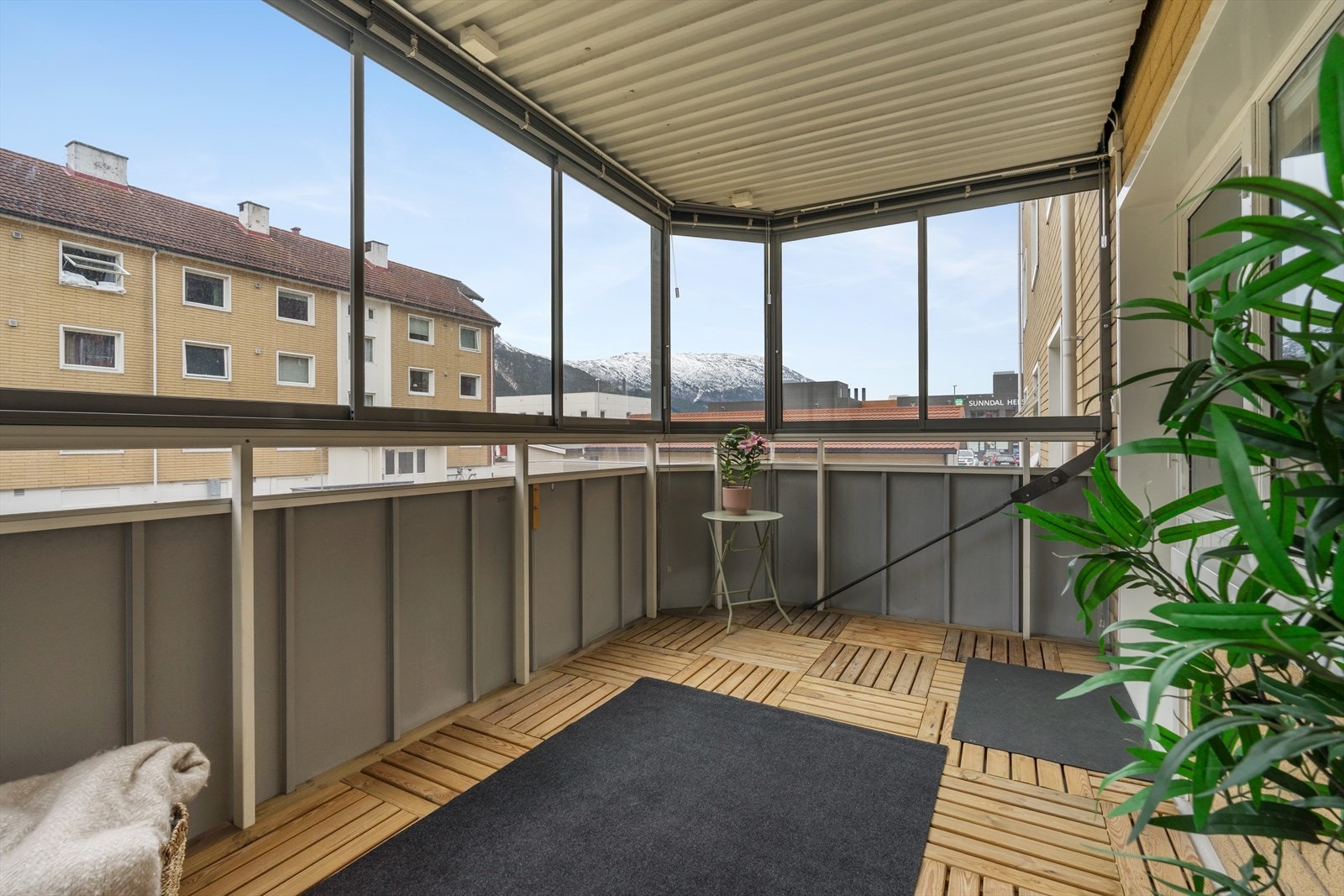 Innglassingen gir ly for vær og vind, samtidig som det er mulig å skyve vinduene til side og slippe solen inn. Galleribilde