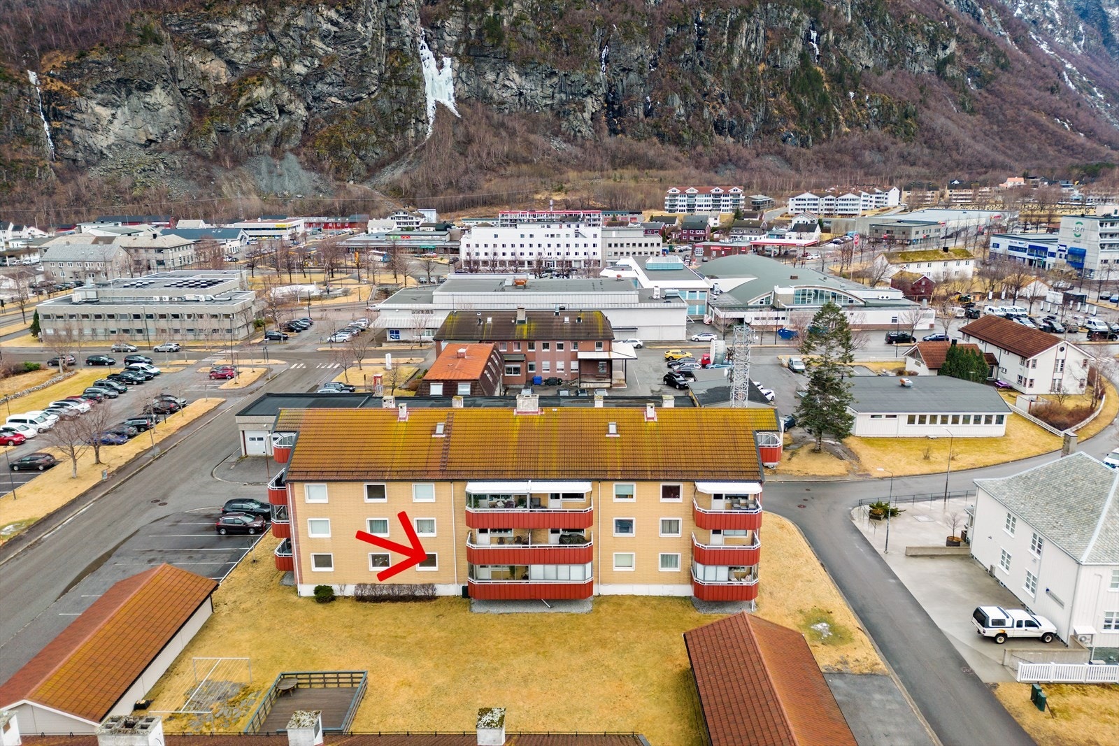 Leiligheten ligger i høy 1. etasje i et bygg med nærhet til det meste man måtte trenge. Galleribilde