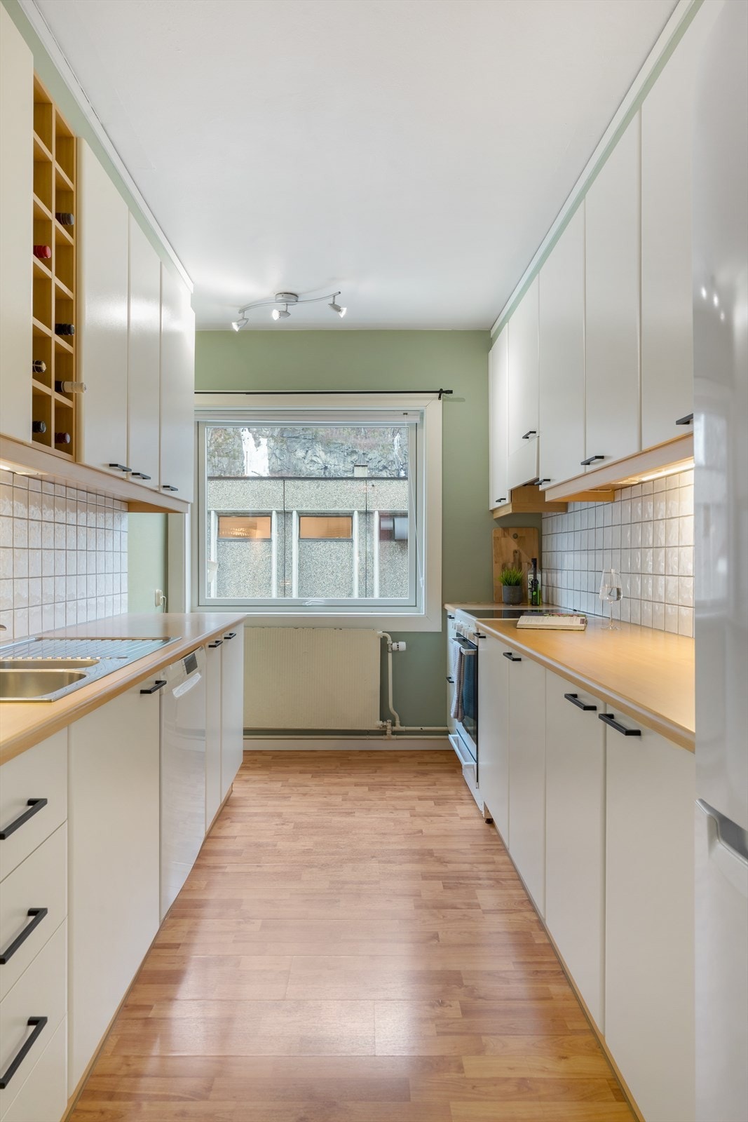 Kjøkkenet er praktisk innredet, med innredning på begge sider. Galleribilde