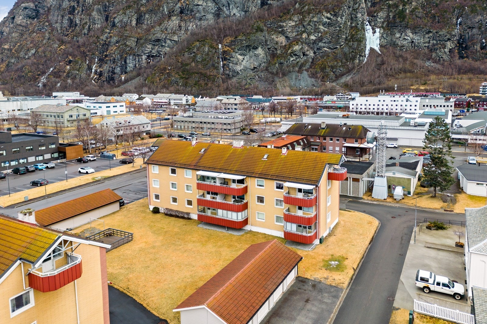 Dronebilde over eiendommen og nærområdet viser bygningens nærhet til sentrum. Galleribilde