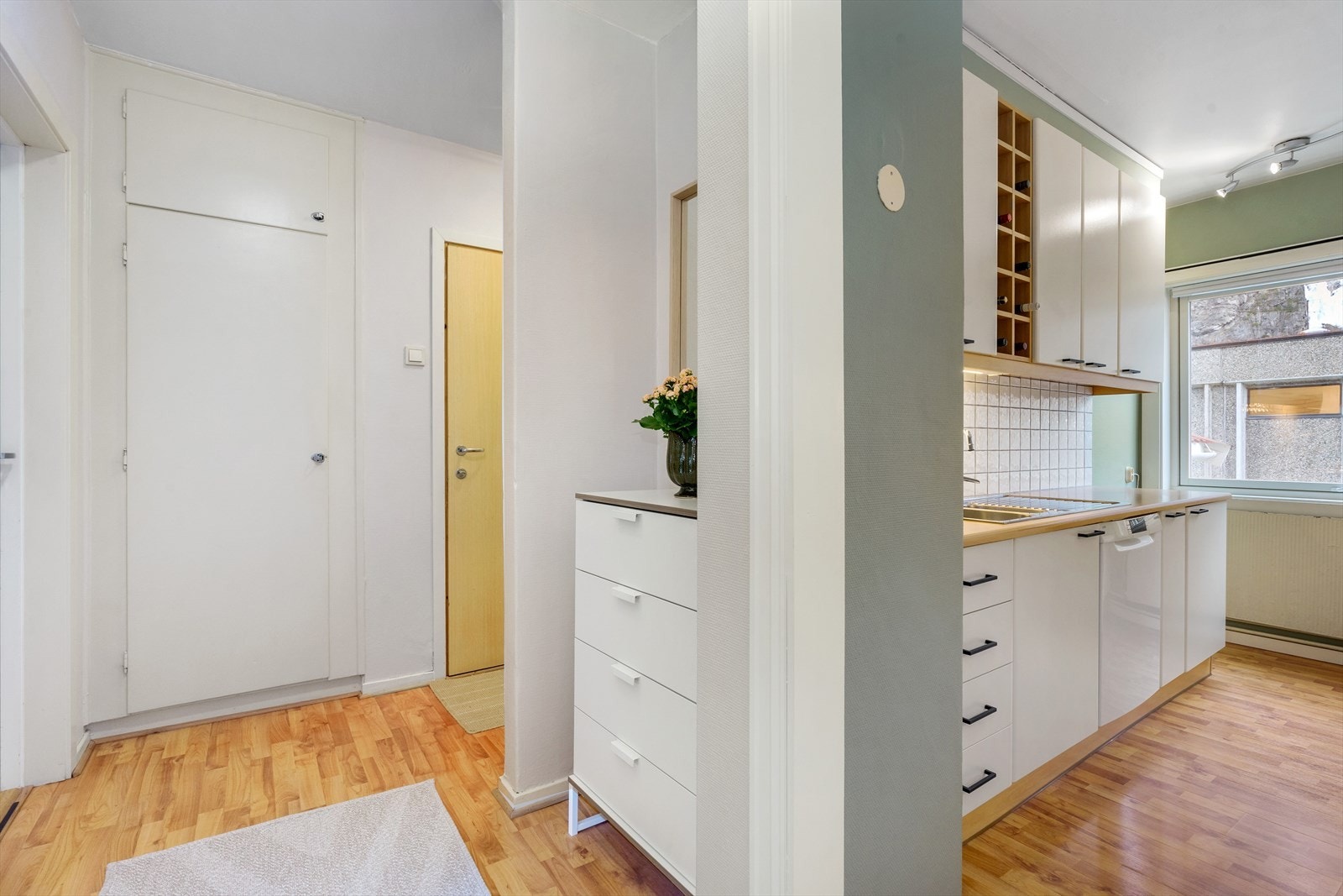 Entrè/ gang med integrert skap og egen liten huk til oppbevaringsmøbel. Direkte adkomst til kjøkkenet Galleribilde