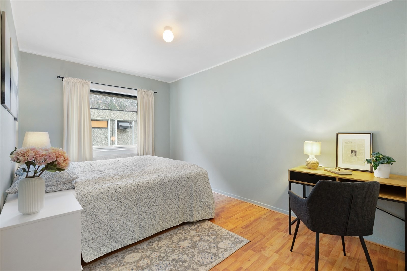 Soverom 2 er av god størrelse, og man har plass til både seng og en liten arbeidspult. Galleribilde