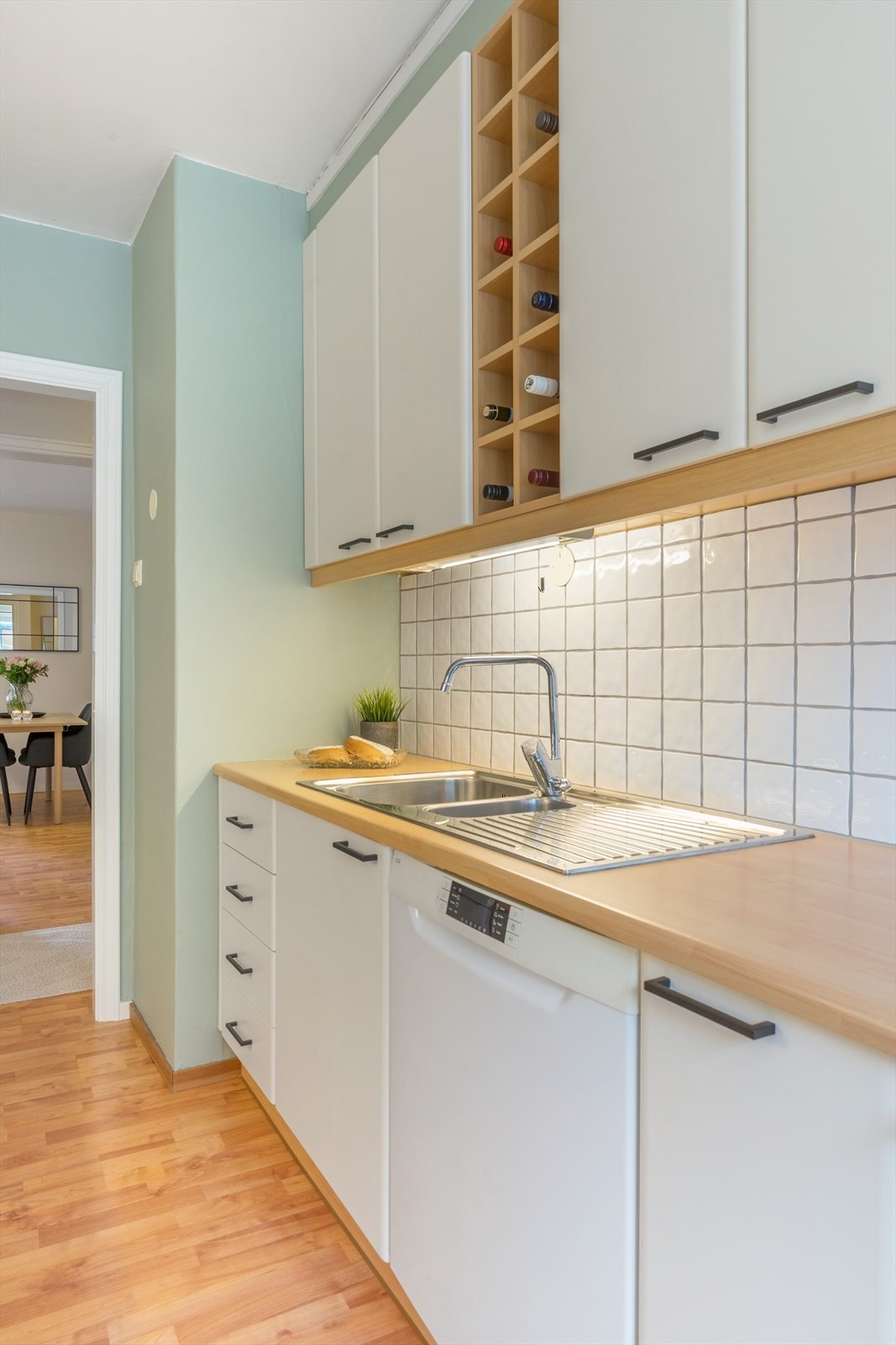 Kjøkkeninnredningen har glatte fronter og laminat benkeplate med nedfelt vask. Opplegg til oppvaskmaskin. Galleribilde